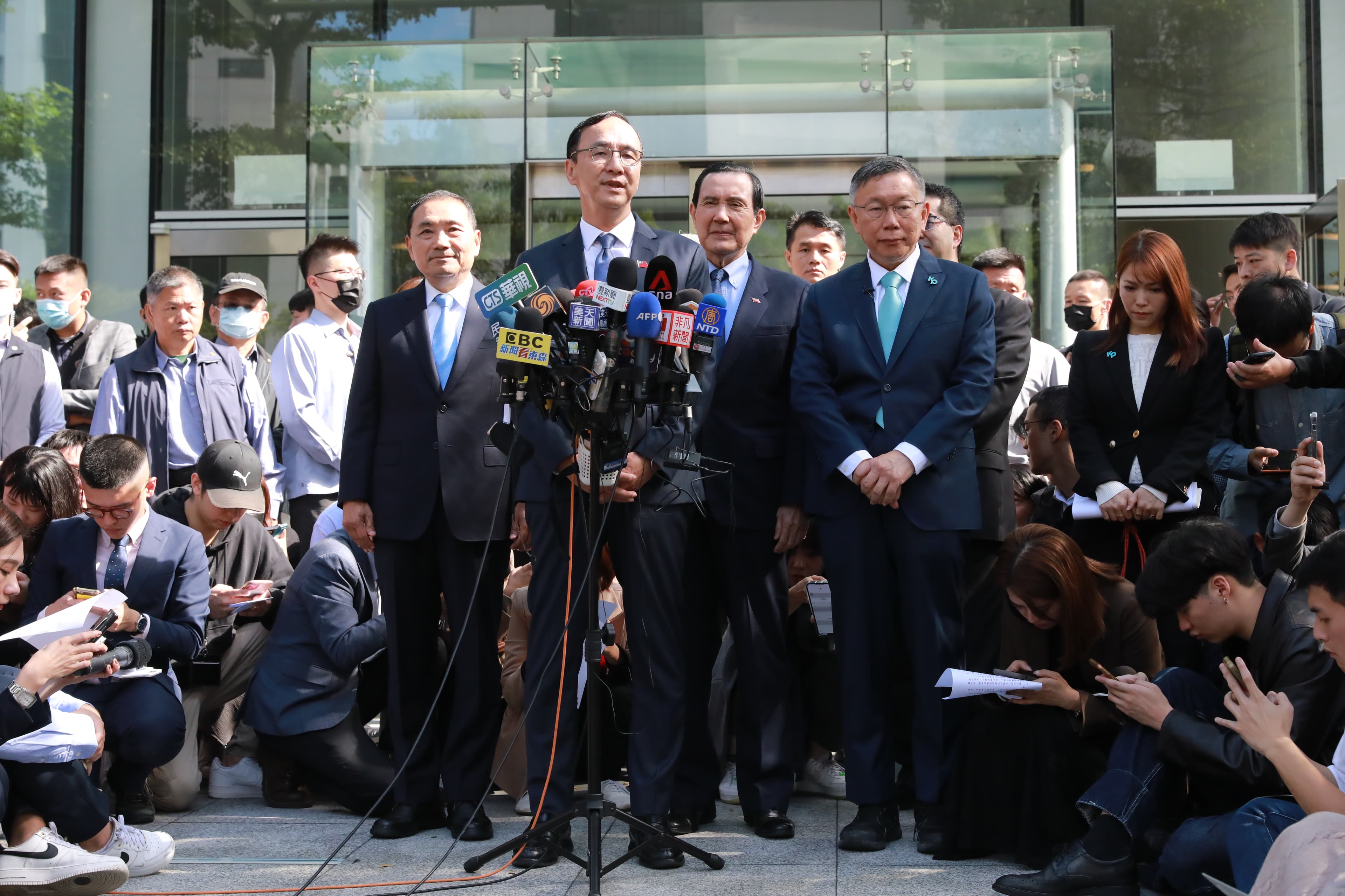 當柯、朱、侯、馬4人共同步出協商會場後,可以看見柯身邊的幕僚個個臉色鐵青。(圖右後方低頭者為柯辦發言人陳智菡)