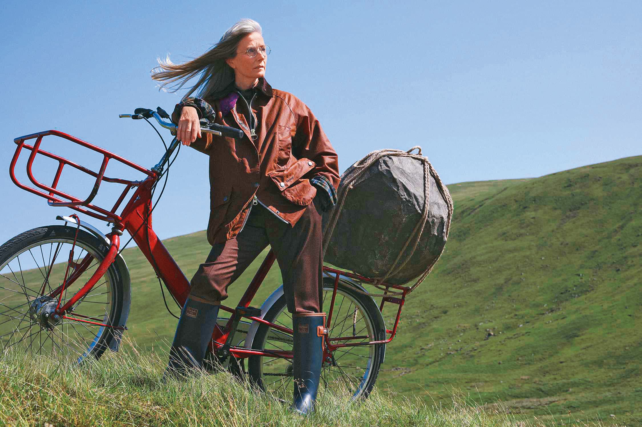 Paul Smith loves Barbour聯名系列Beaufort油布外套 NT$19,500、Tall Welly高筒雨靴 NT$7,000(台灣八木通商提供)