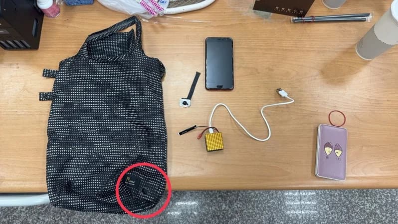 游嫌將手提袋挖洞,涉嫌偷拍。(翻攝畫面)
