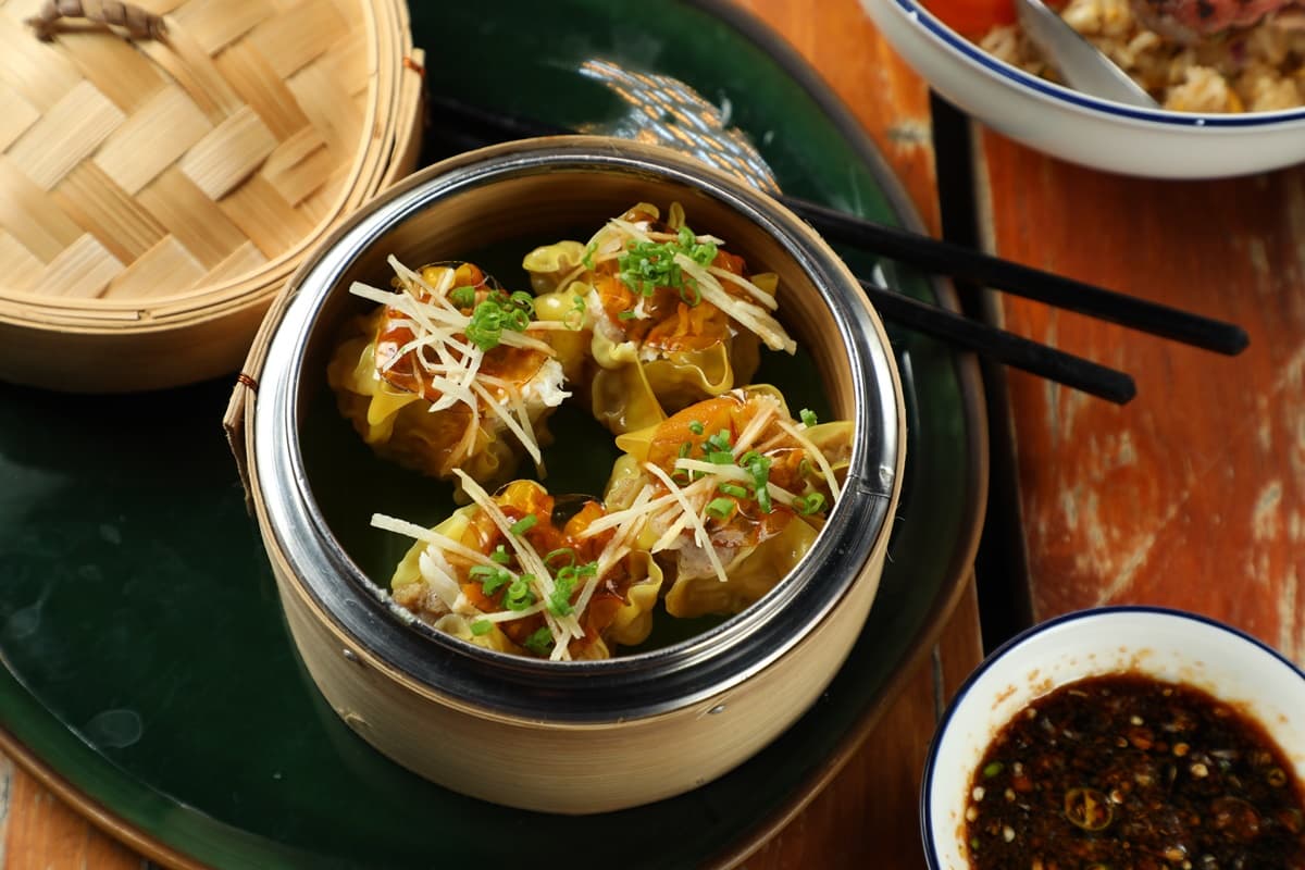 蟹肉燒賣「Kanom Jeep Pooh」沾點泰式餃子醬入口，又有不同感受。（390泰銖／份，約NT$344）