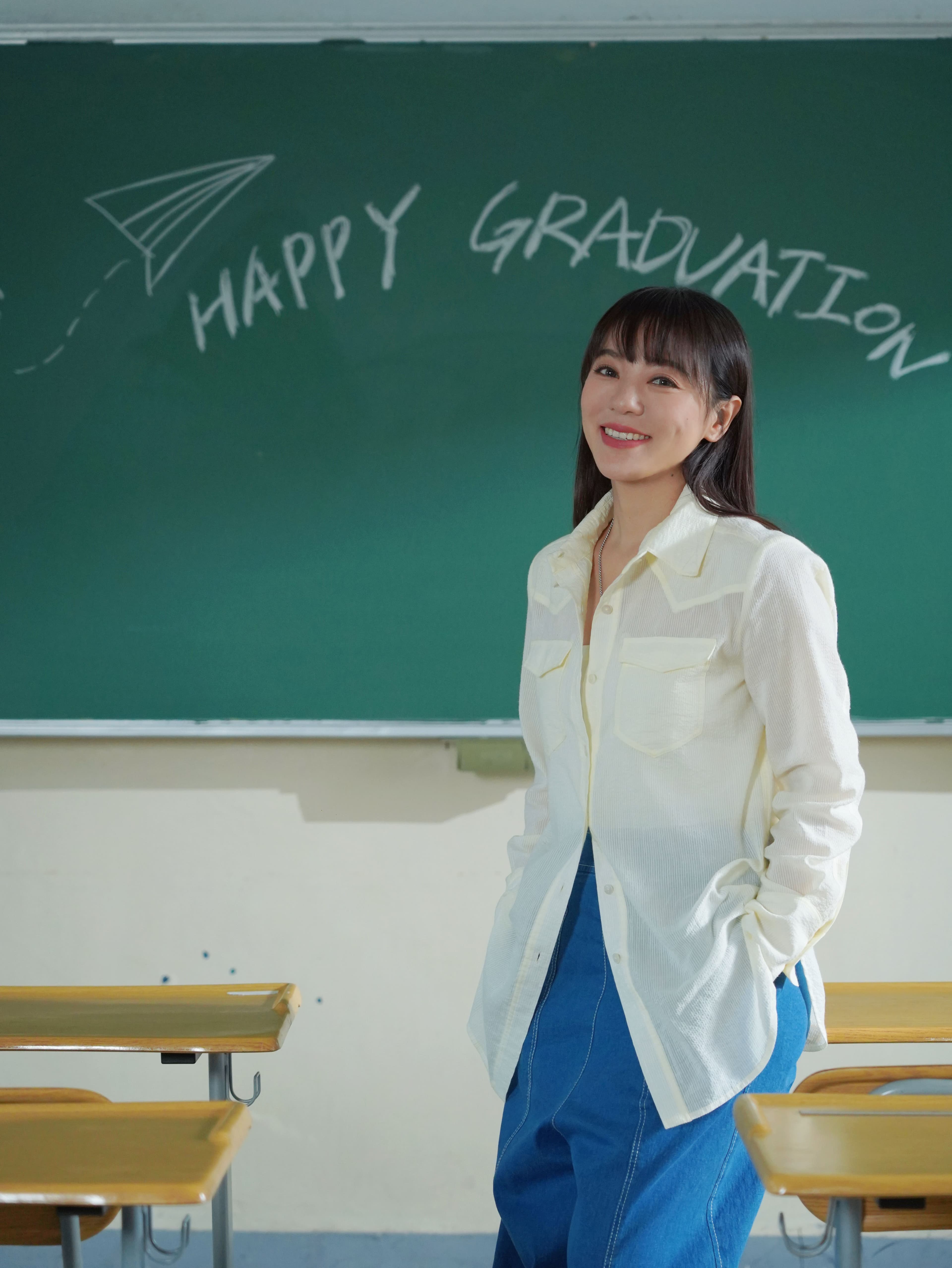 丁噹很開心能重回學校,透過學生互動感受校園時的回憶。(相信音樂提供)