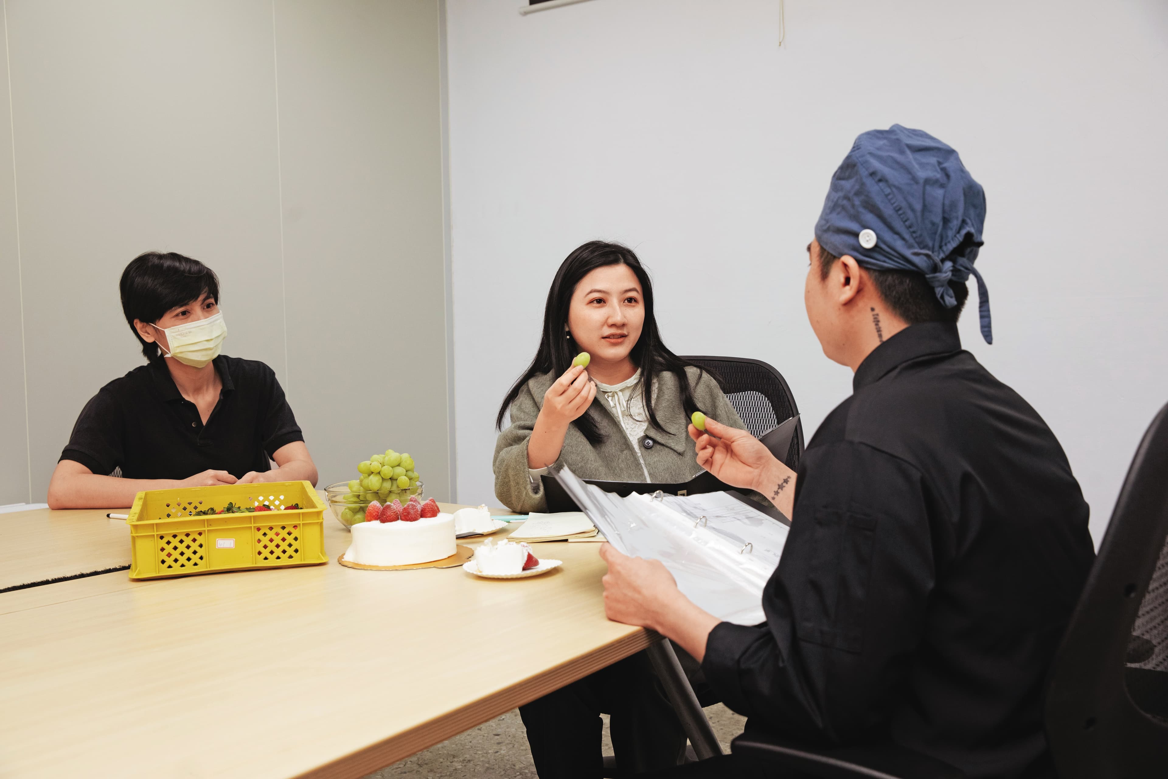 確定生產前、研發新口味時,蔡莉屏(中)都會和研發、行銷進行試吃,甜點要色香味俱全外,她更特重市場反應,叮囑要少糖。