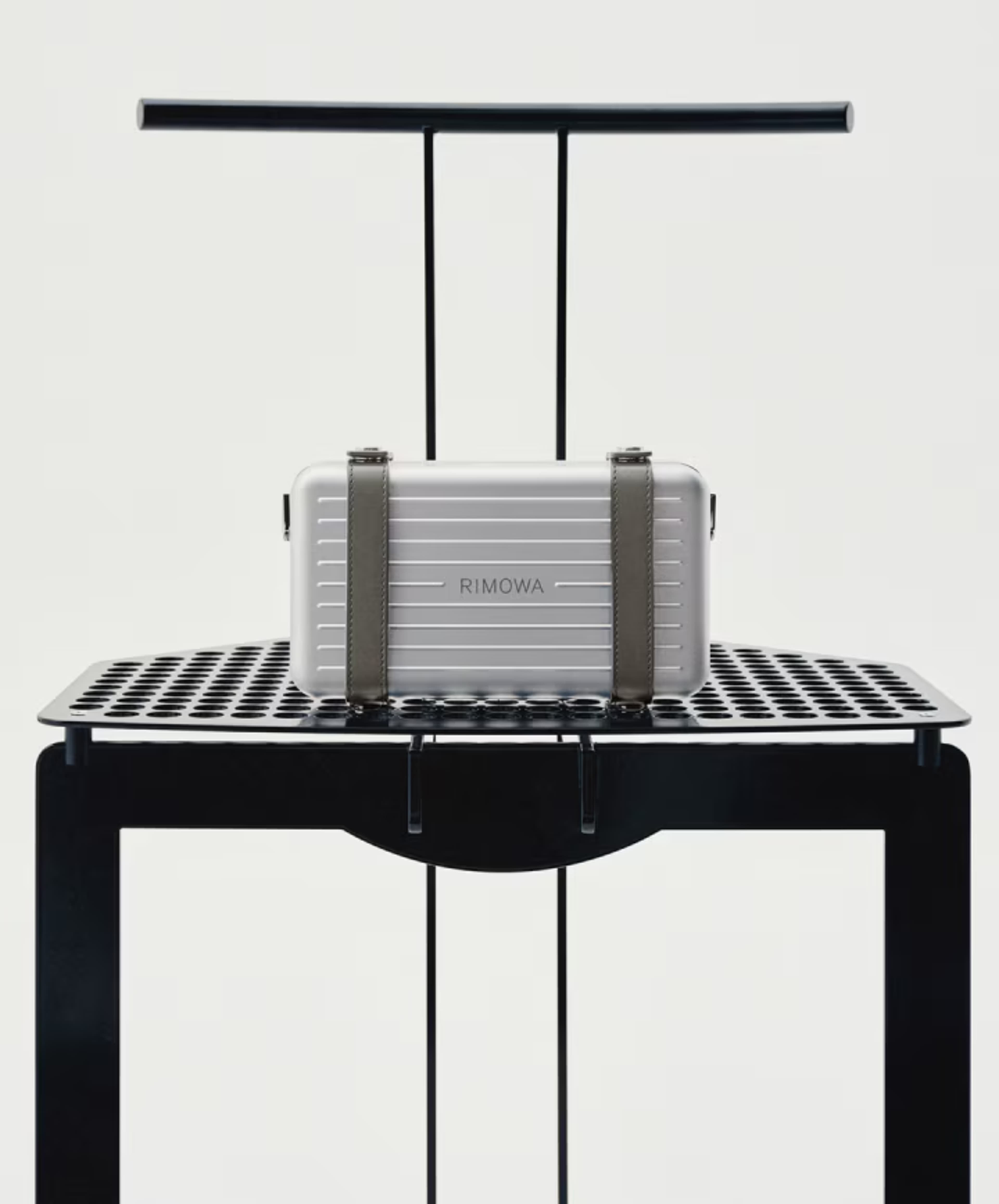 RIMOWA Personal系列 Slate礦岩灰鋁鎂合金斜揹袋。NT$55,400（美之心提供）