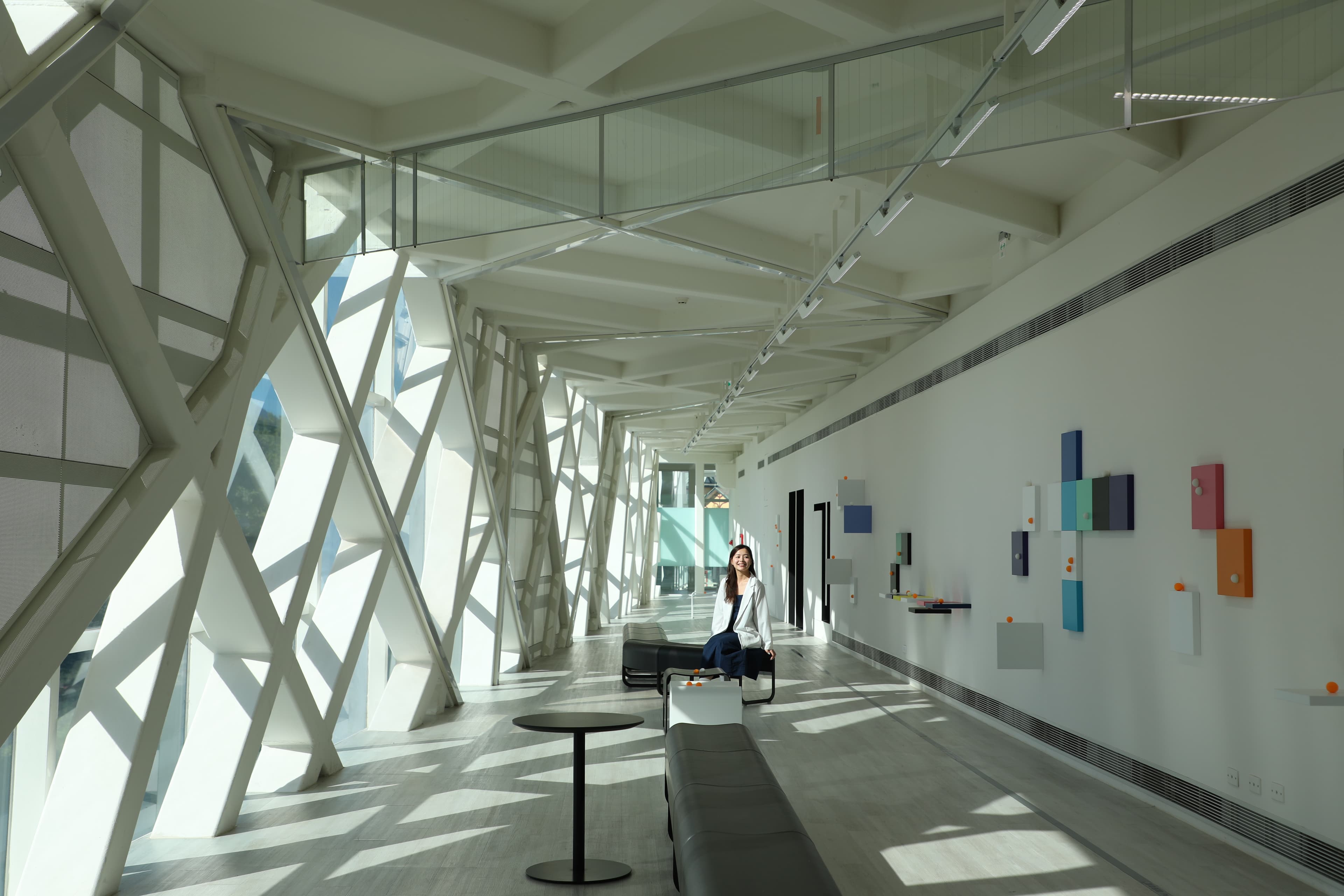北美館南進門2樓修繕後新餐廳進駐,外頭的公共區以幾何建築語彙與自然材質,打造明亮舒適的休憩空間。
