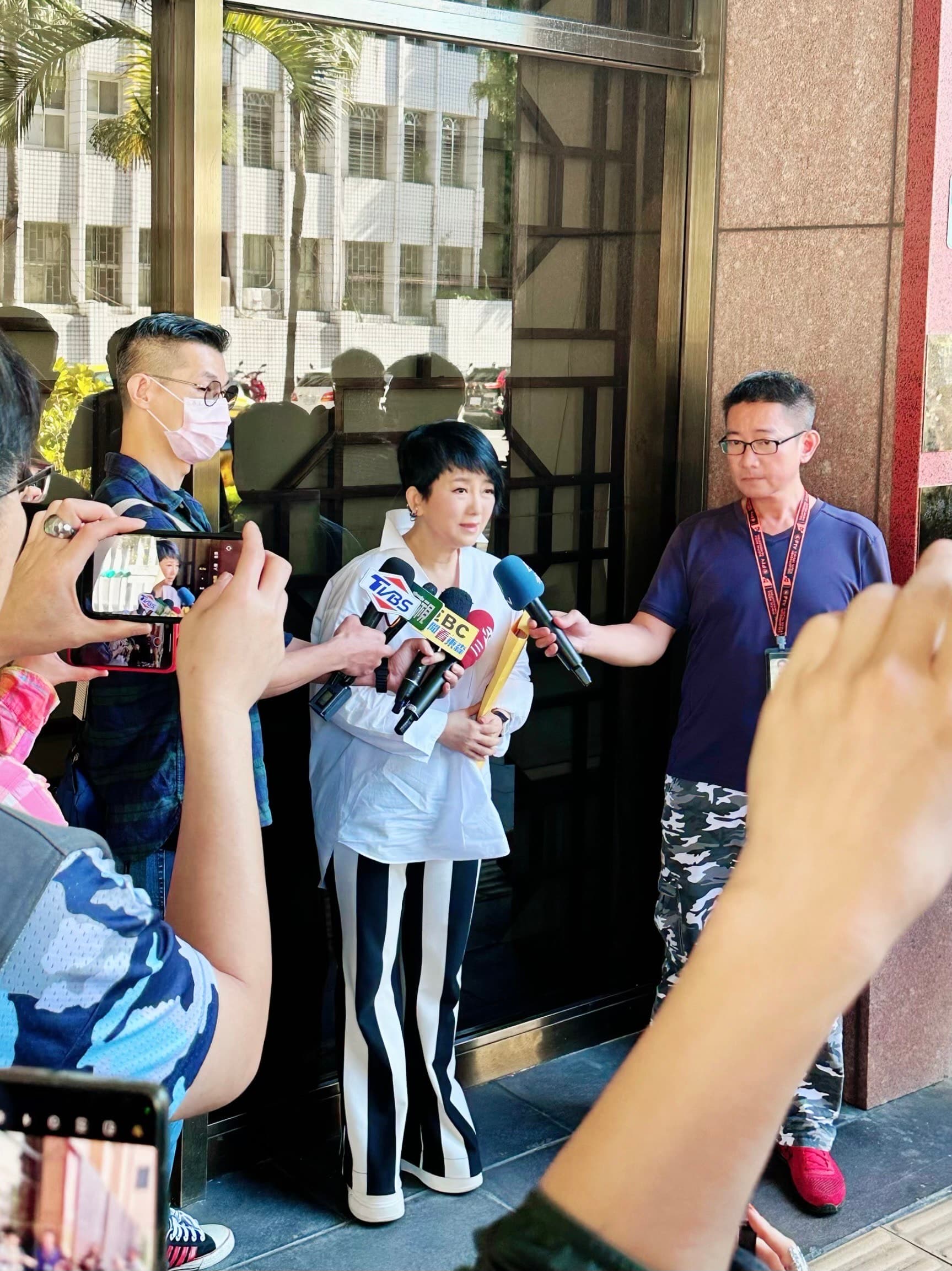 周思潔早上赴台北地方法院提吿。(萊格悠提供)