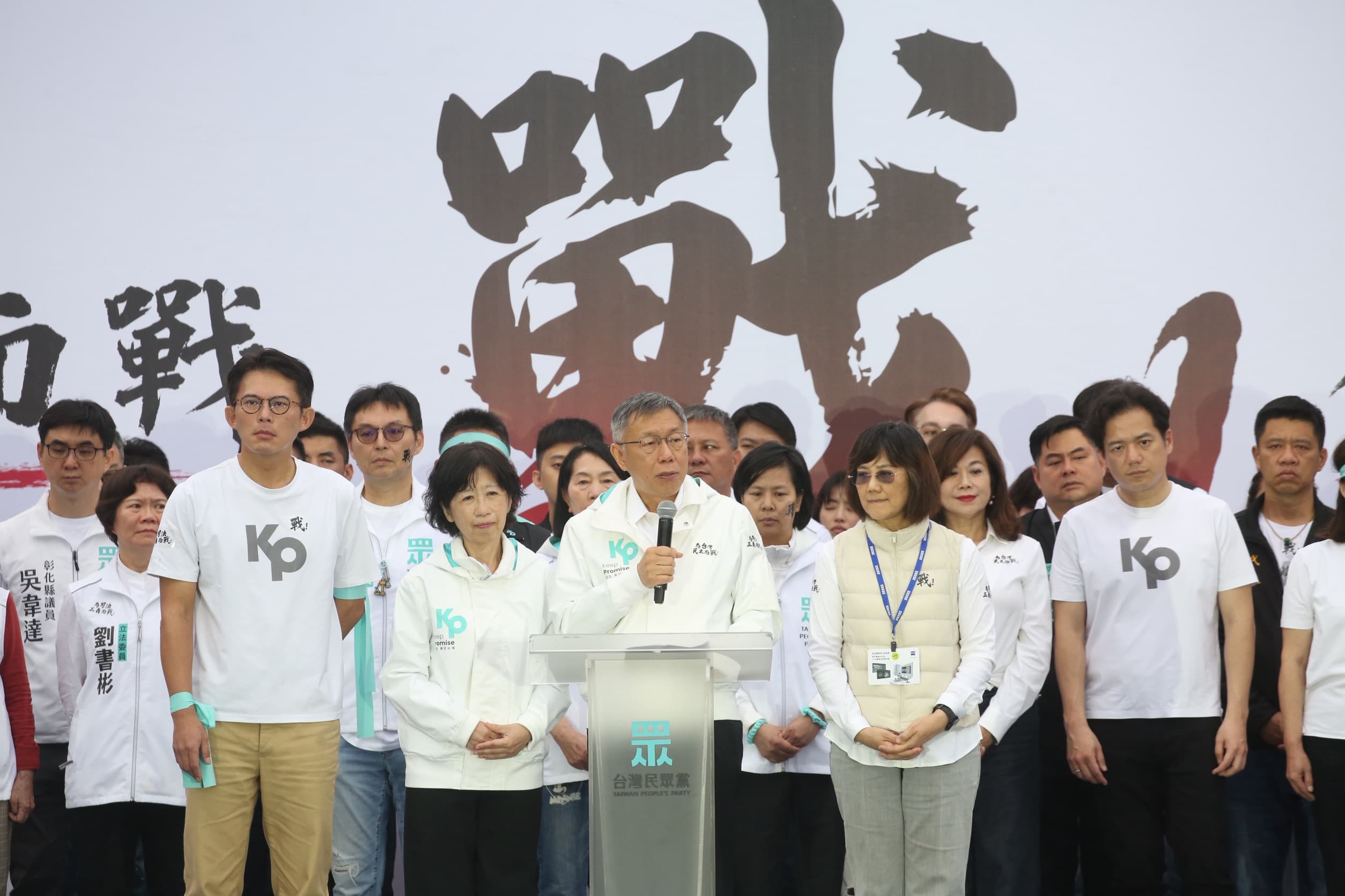 柯文哲最後在黃國昌、陳佩琪等人陪同下走上舞台,向小草們發表演說。(鏡報董孟航)