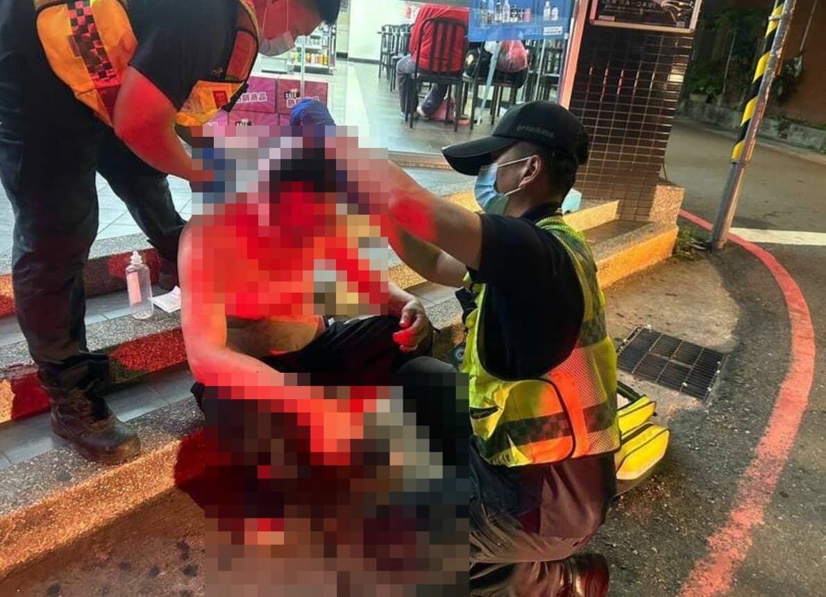 在超商結帳的蘇姓男子遭刺流血,警消在現場立即為他止血包紮。(翻攝畫面)