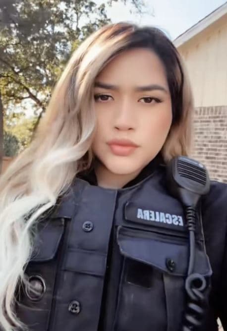 珍妮佛時常穿制服拍片。(翻攝TikTok@ms.escaleraaa)