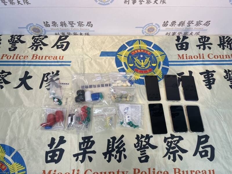 苗栗警方在桃機查獲3名男女以人體運毒方式企圖闖關。(翻攝畫面)