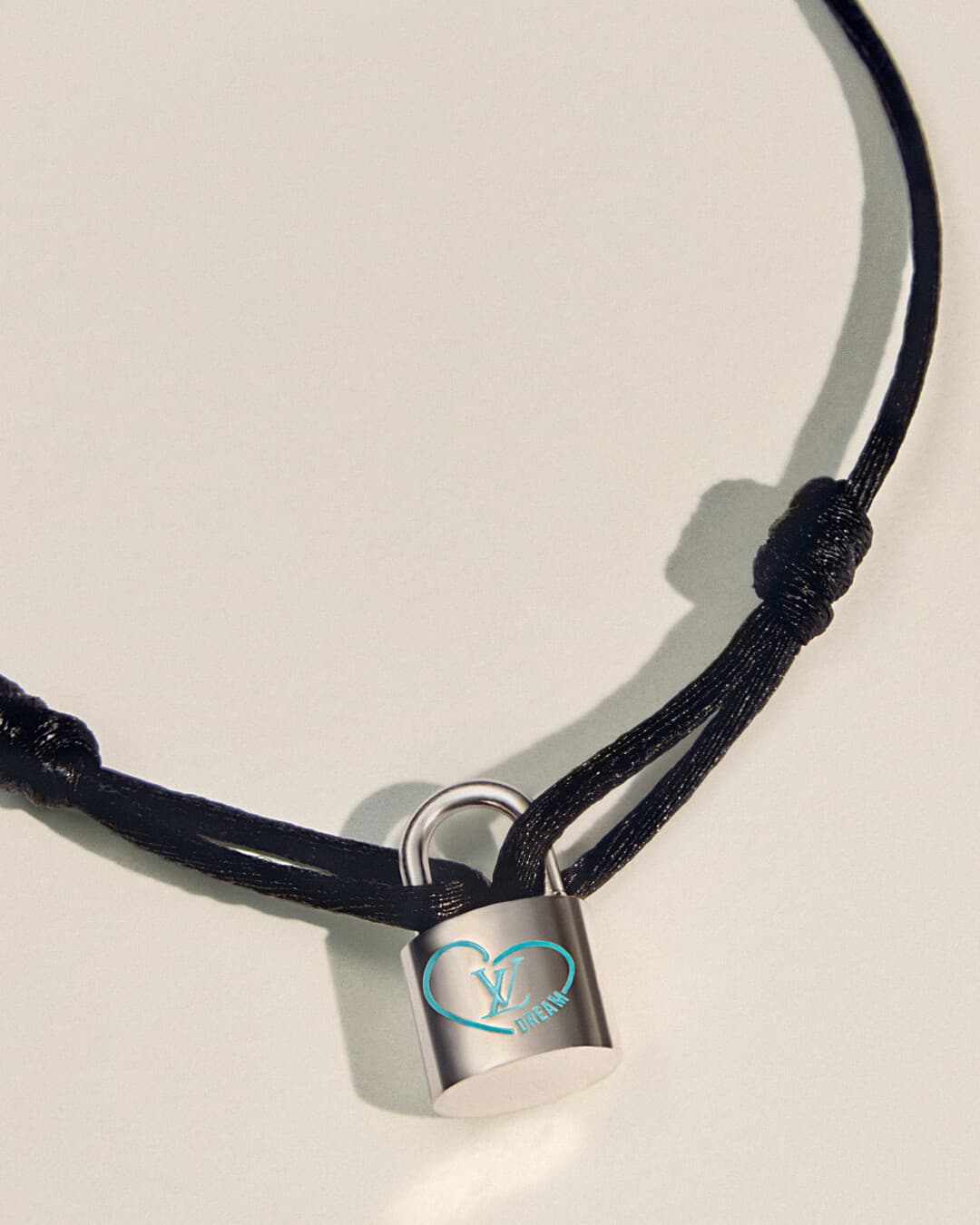 LOUIS VUITTON for UNICEF Silver Lockit x Felix純銀及黑色聚酯纖維繩手鍊。NT$10,900(路易威登提供)
