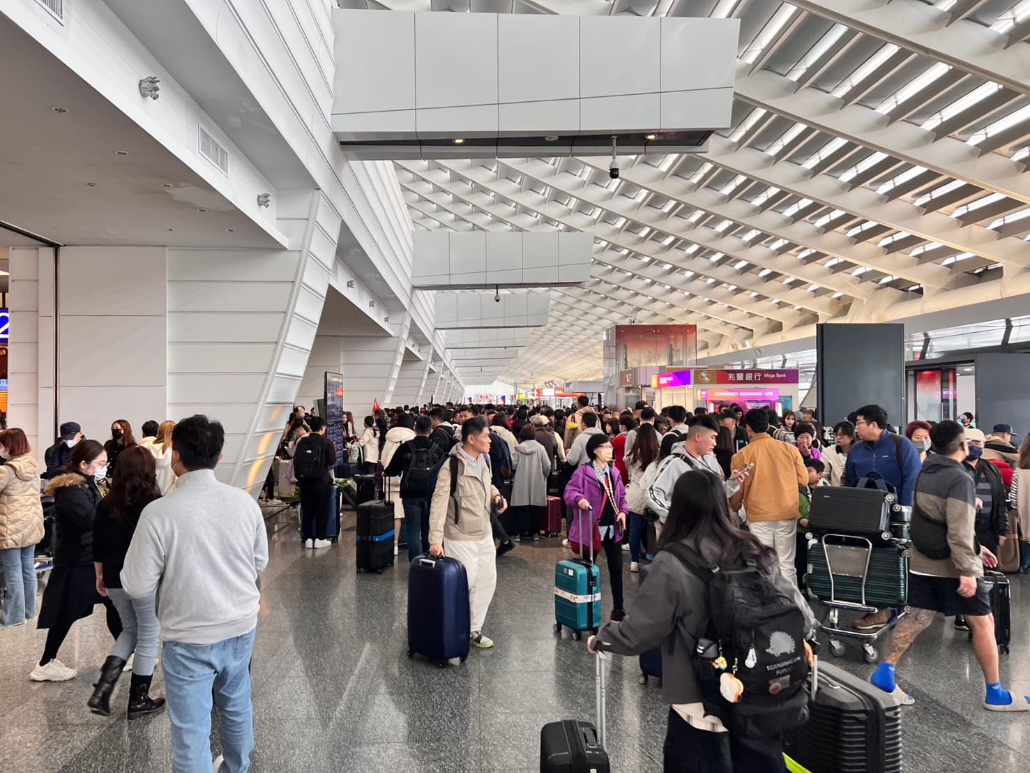 桃園機場公司先前就提醒旅客提前3小時抵達機場報到。