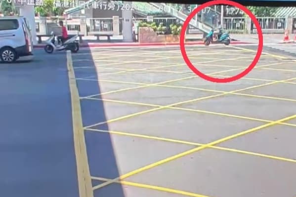 警調閱監視器,發現死者(紅圈)拿完藥後將車停在安全島路邊休息。(翻攝畫面)