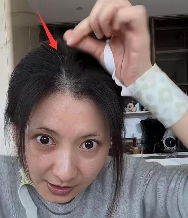 《後宮甄嬛傳》飾演「沈貴人」沈眉莊的女星斕曦,日前直播素顏出鏡,容貌變化引起熱議。(翻攝自微博)