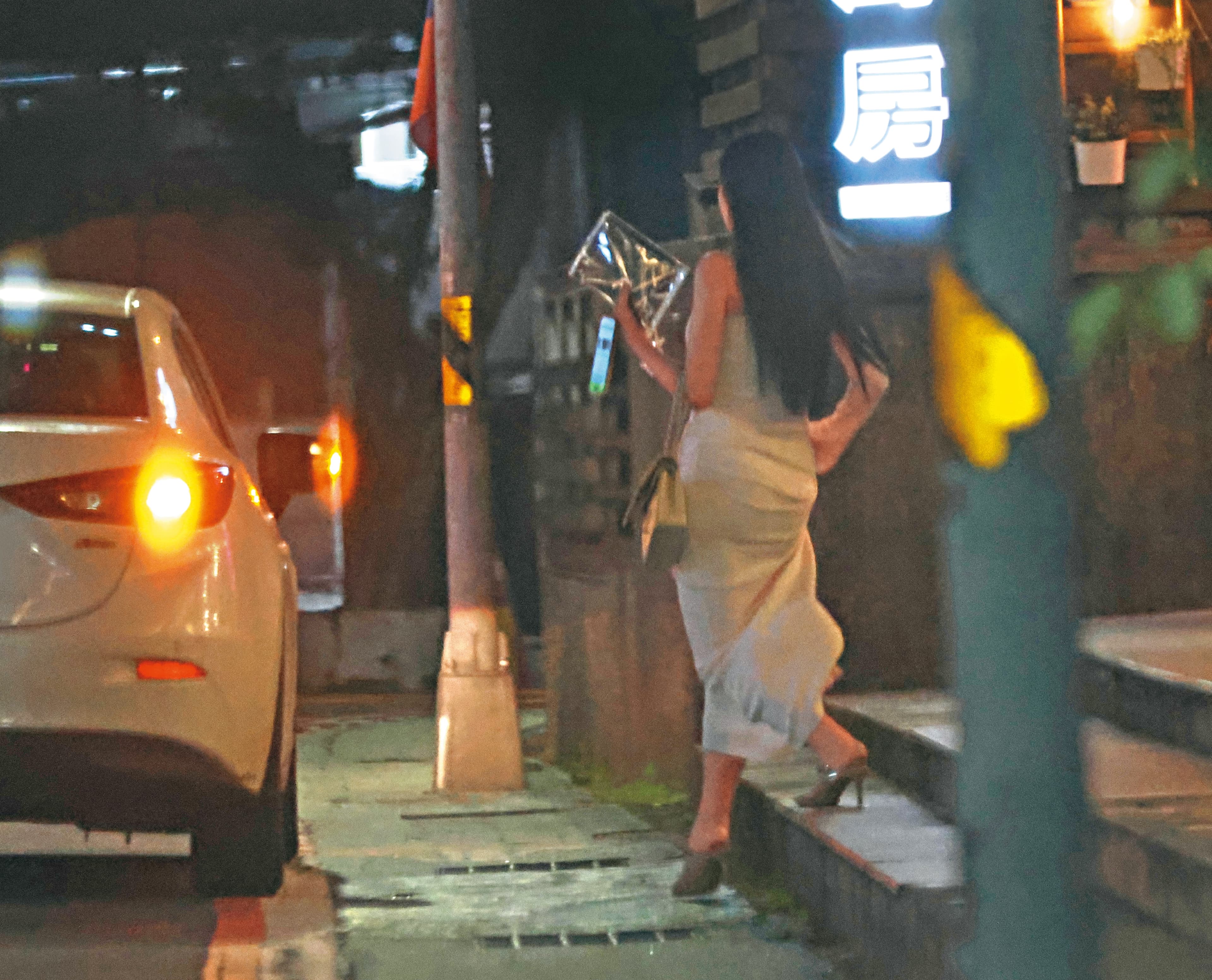 近兩個小時後,李雅楹搭車抵達長安東路的日本料理餐廳。