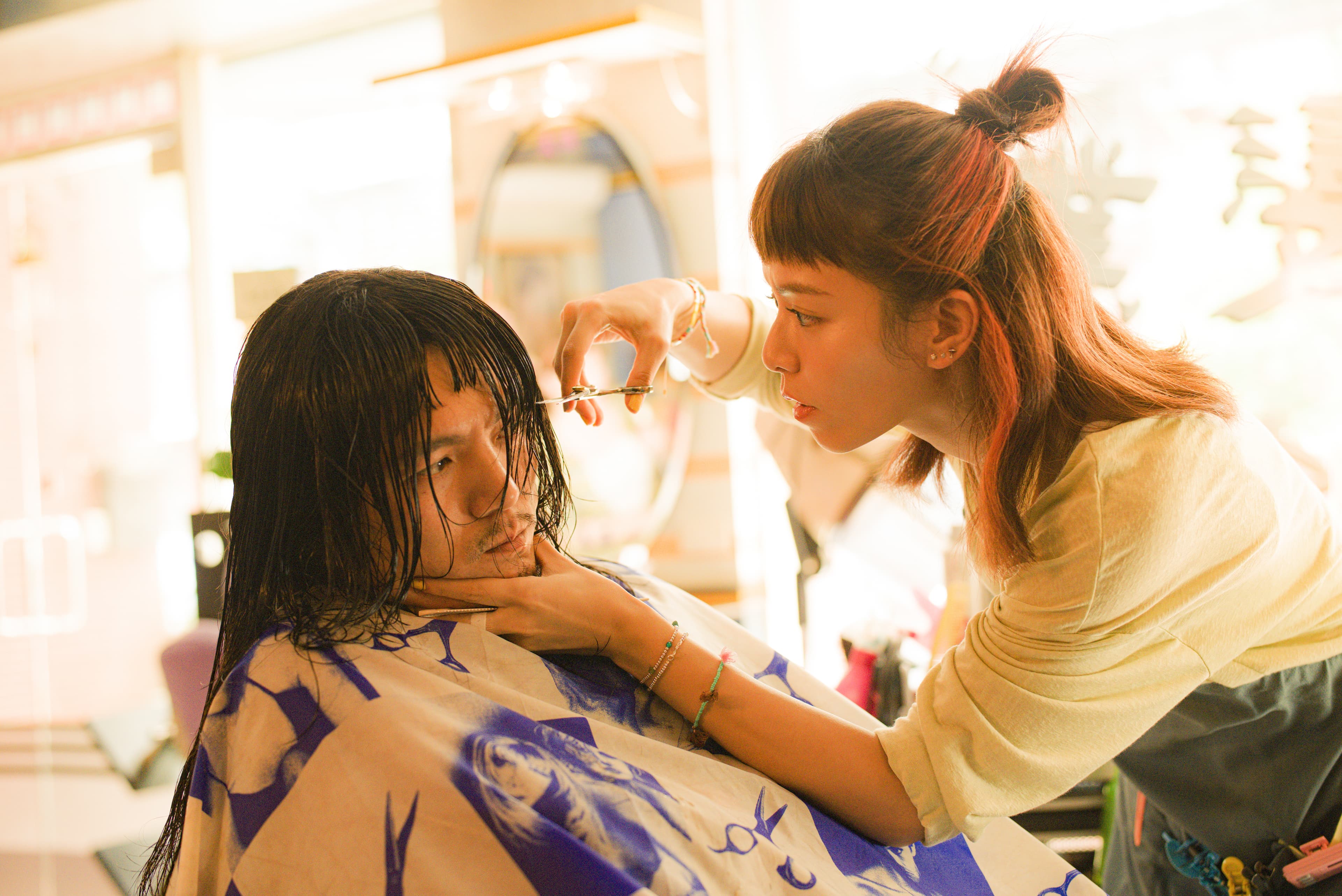 宋芸樺(右)與春風(左)在《請問,還有哪裡需要加強》,演出天差地遠的洗頭妹與黑道大哥的愛情故事。(Netflix提供)