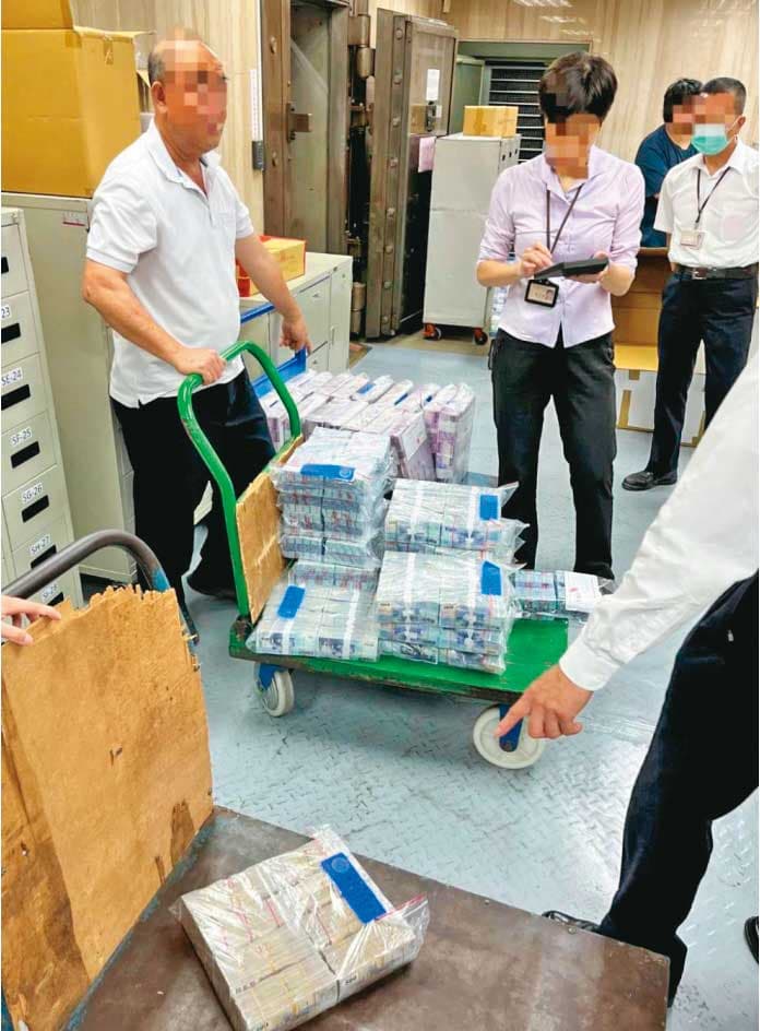 除了大量現金外,檢調更在業者辦公室及住處搜出帳本和行賄手札,成為偵辦鐵證。(新竹地檢署提供)