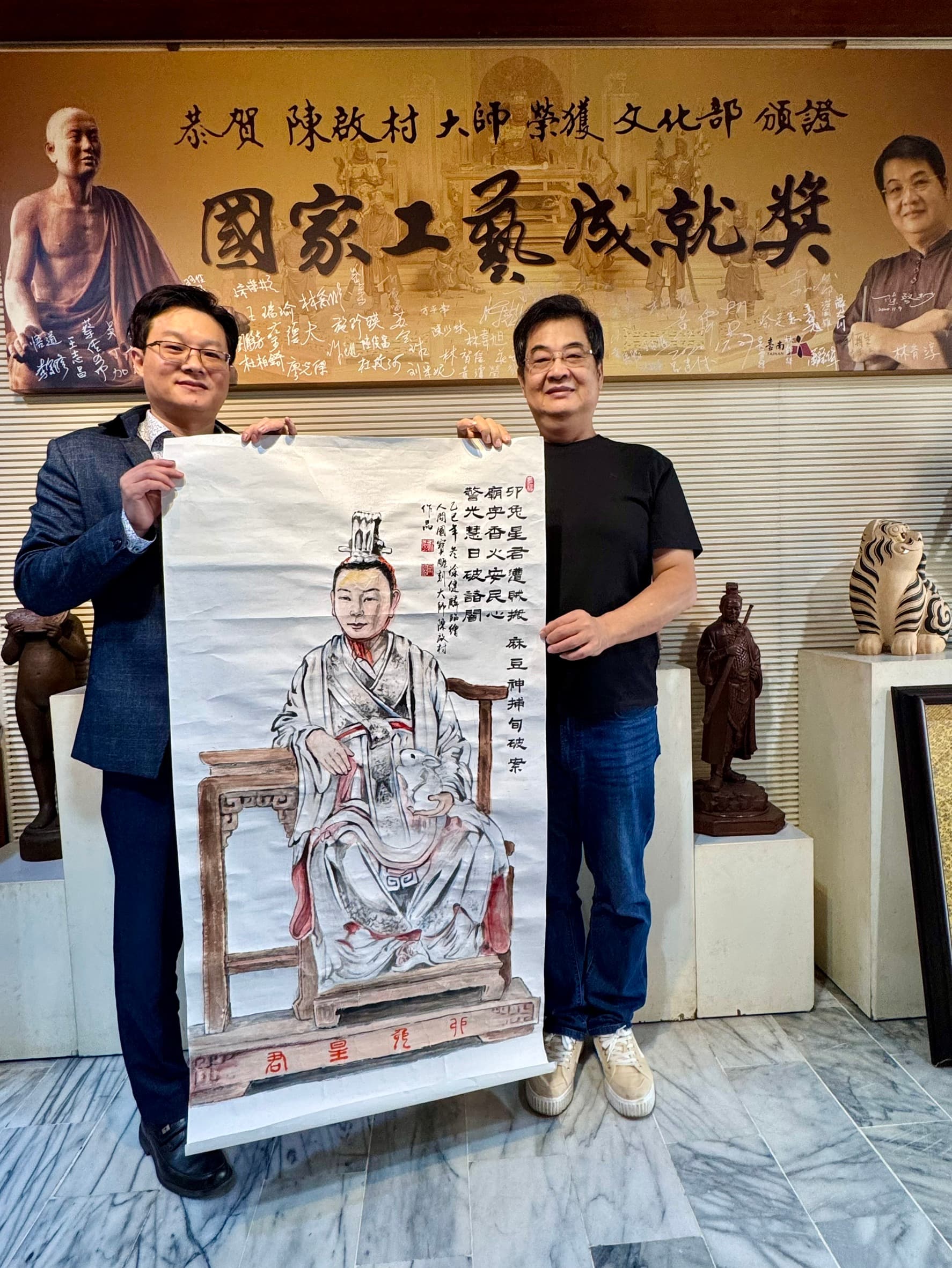 遭竊神像「卯兔星君」是由文化部授予「人間國寶」頭銜的木雕大師陳啟村(右)雕製。(麻豆警分局提供)