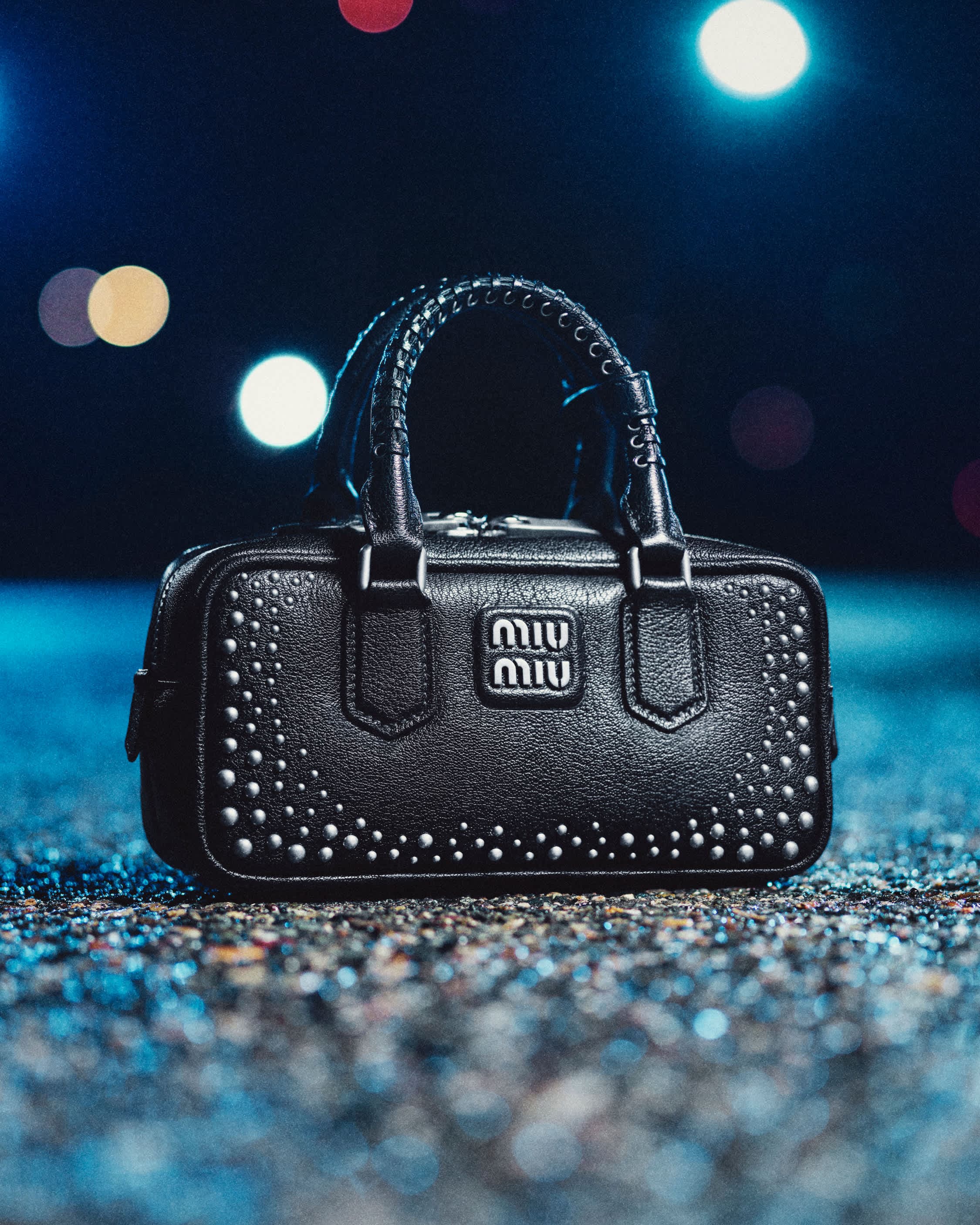 鉚釘裝飾Arcadie包款。NT$135,000(Miu Miu提供)