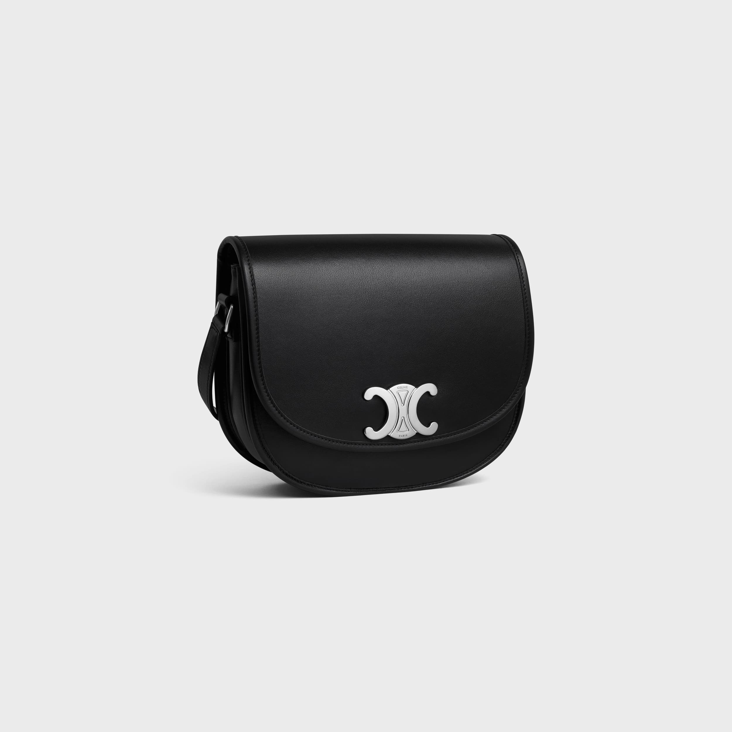CELINE HOMME柔軟天然牛皮革中型BESACE TRIOMPHE手袋。NT$125,000(CELINE提供)