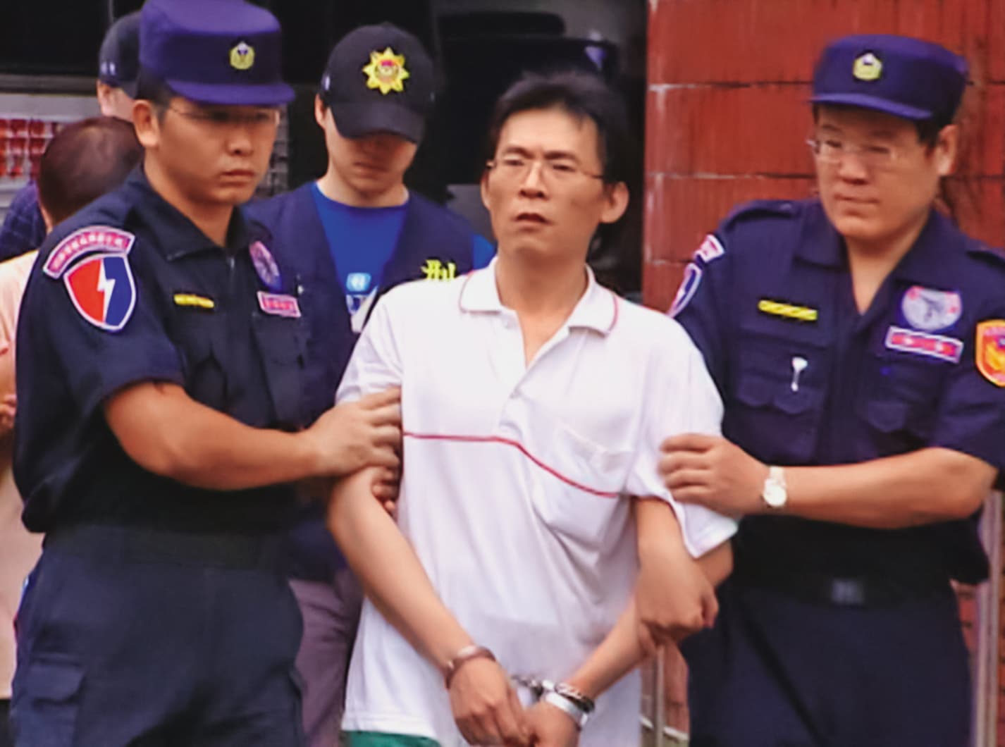 洪晨耀(中)槍殺合夥人父子及其鄰居,奪走3條人命。(東森新聞提供)