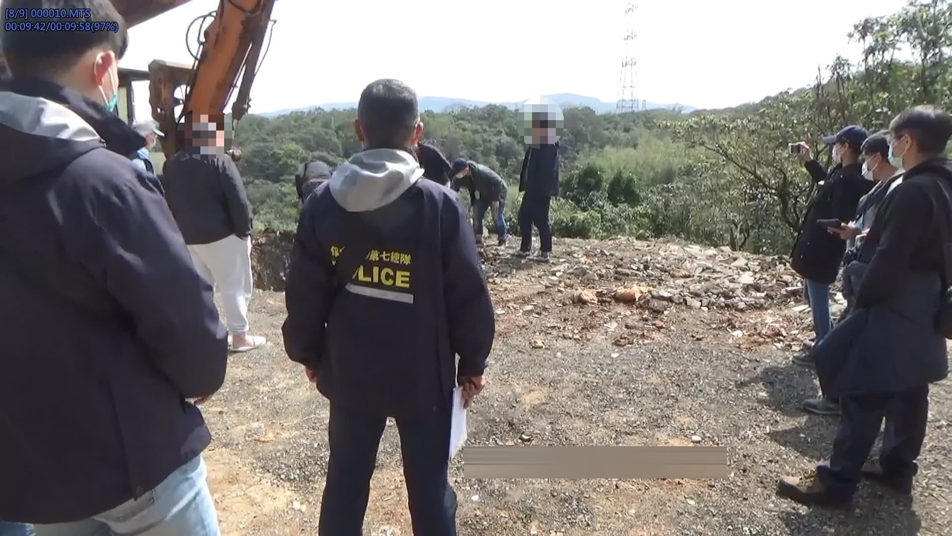 廖姓負責人非法在新北市石門區棄置貯存垃圾,警方開挖廠區。(翻攝畫面)