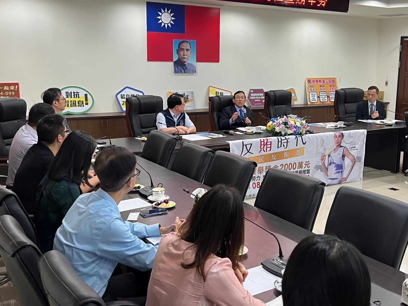 檢察總長邢泰釗今專程赴橋頭地檢署嘉勉專案小組,他呼籲天下沒有白吃的午餐,境外勢力正以前所未有的利益與方式,意圖影響國人,國人應避免接受敵對勢力指示、委託或資助,以免觸法。