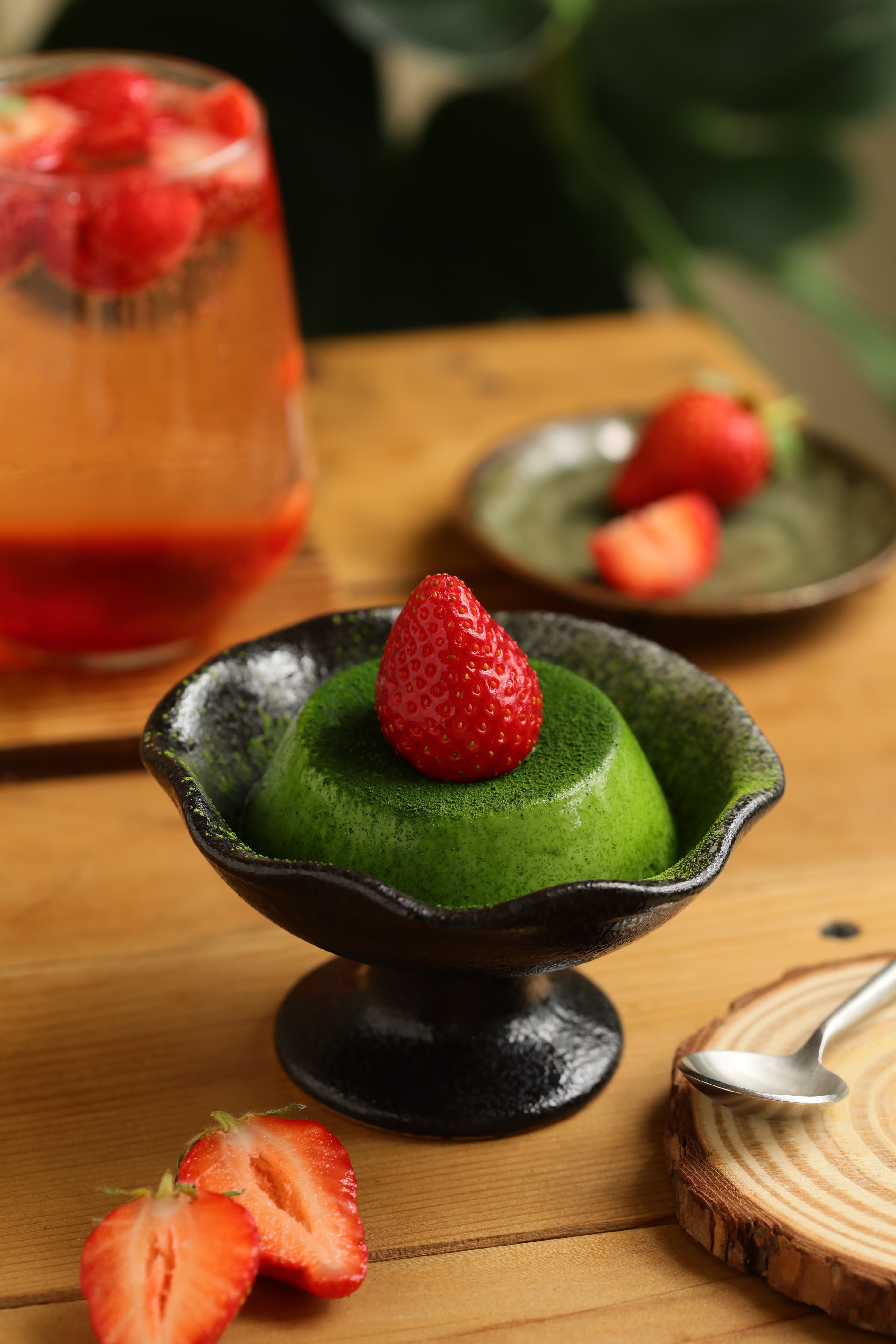 製作過程不加蛋的「抹茶布蕾」(前,150元/份),口感滑順入口即化,可搭配草莓風味的「水果氣泡飲」(後,150元/杯)。