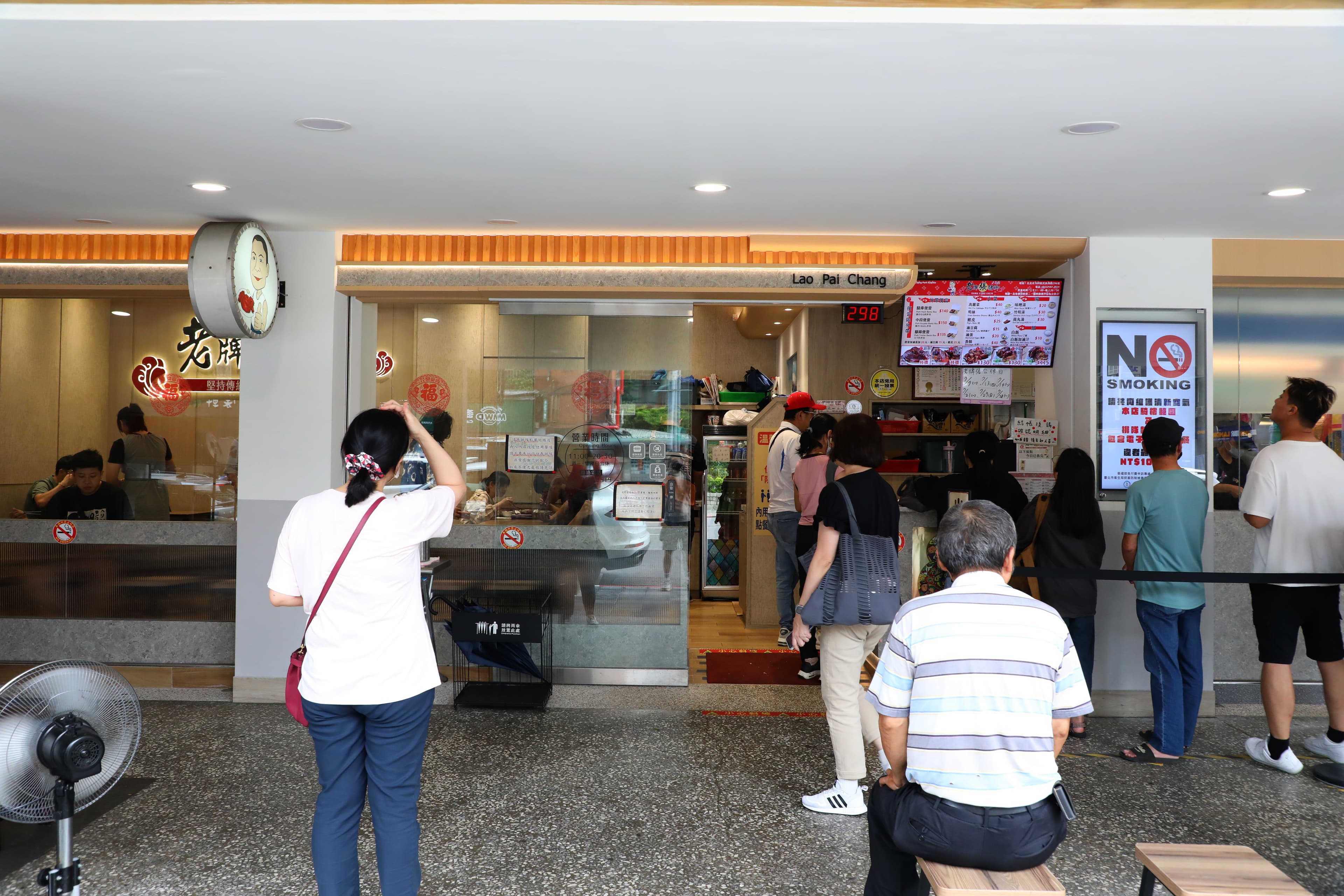 「閏月送豬腳」習俗廣為流傳,即使非吃飯時間,「老牌張豬腳」店前依舊大排長龍。