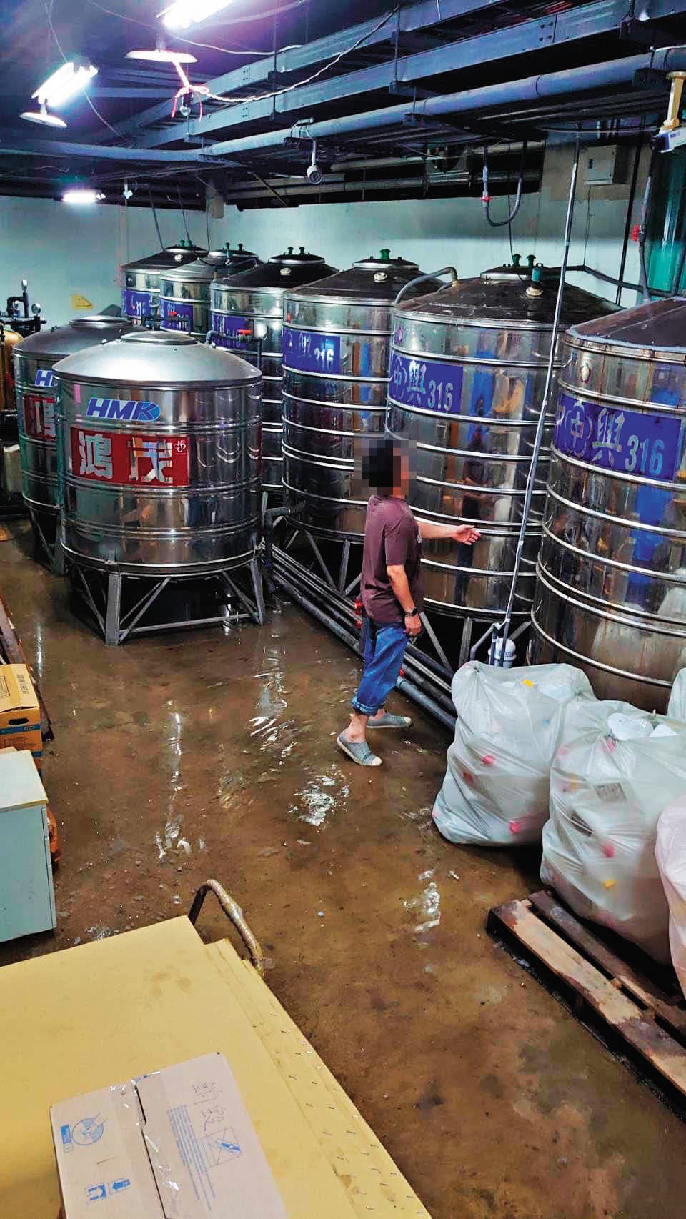 儲存原水的水塔就設在文鼎診所地下室,但環境髒亂,曾發生淹水,也未立即處理。(讀者提供)