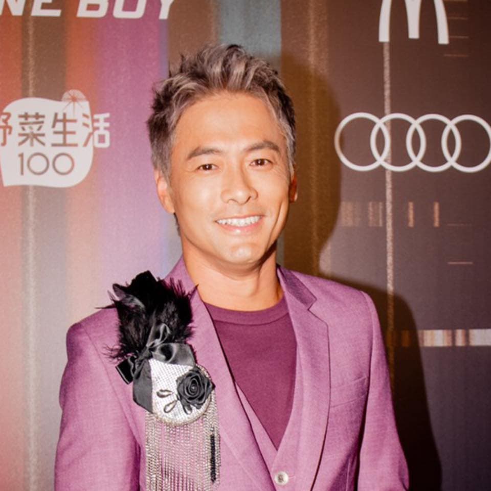 獲得金鐘獎的主持人薛紀綱因外遇形象崩盤。（翻攝自薛紀綱臉書）