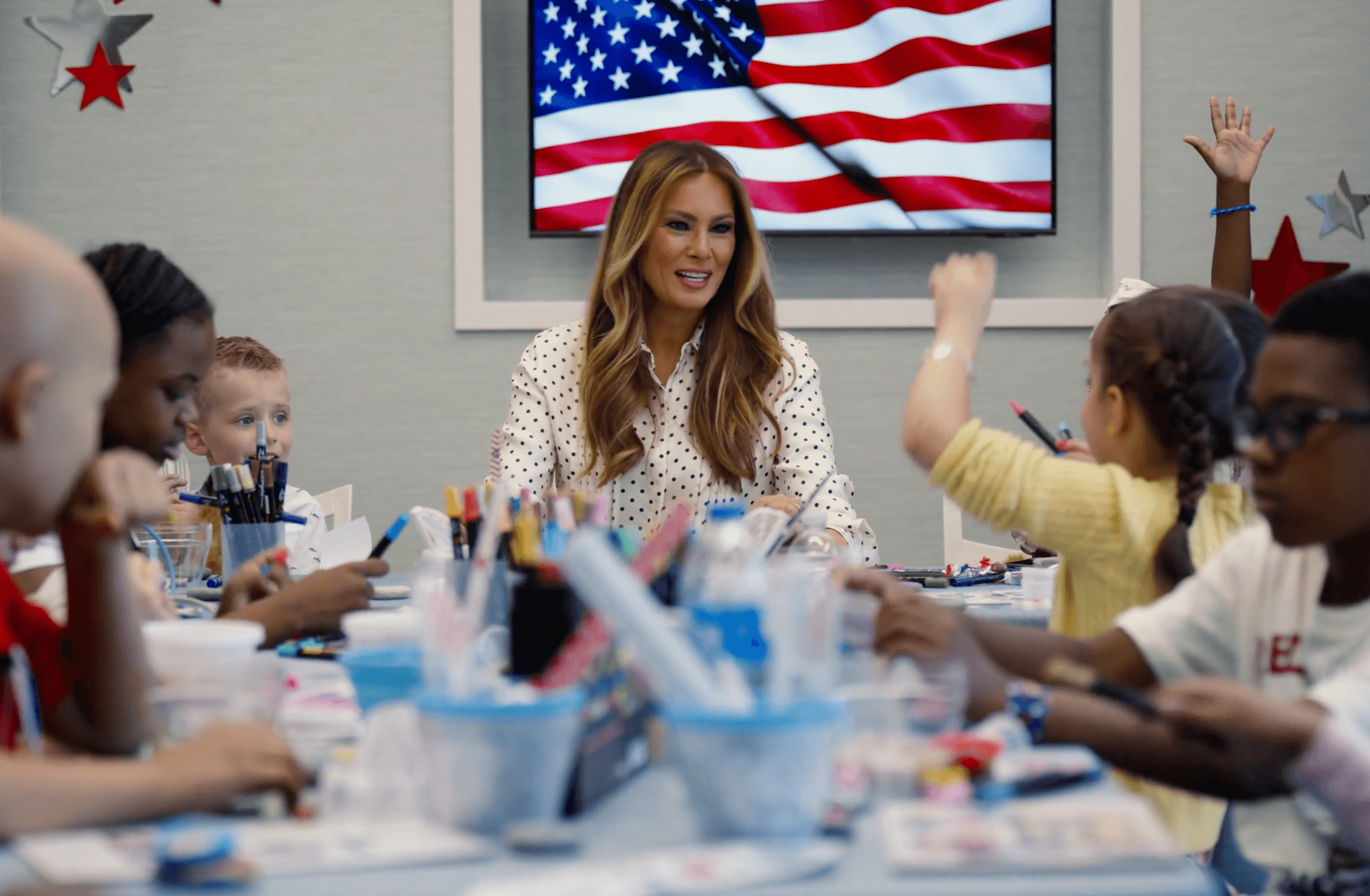 梅蘭妮亞3日到國家兒童醫院,陪病童做手作。(翻攝X@FLOTUS 影片)