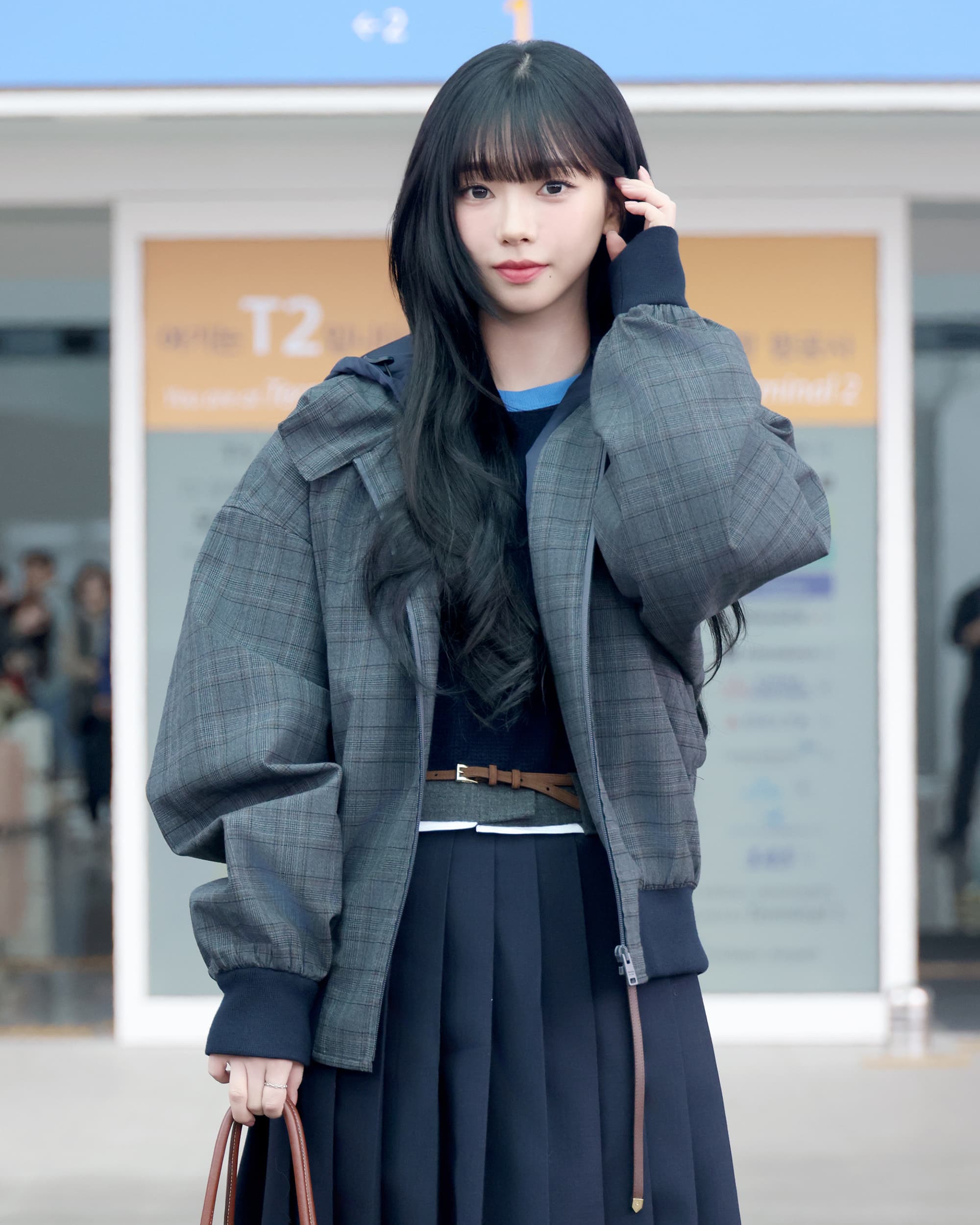 Karina以學院風路線現身機場。(PRADA提供)