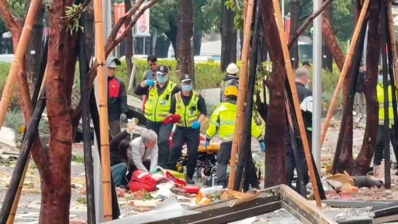 新光三越氣爆當下，旁邊工地的土木技師劉澤山（圖中白髮者），衝出來為傷者CPR。（民眾提供）