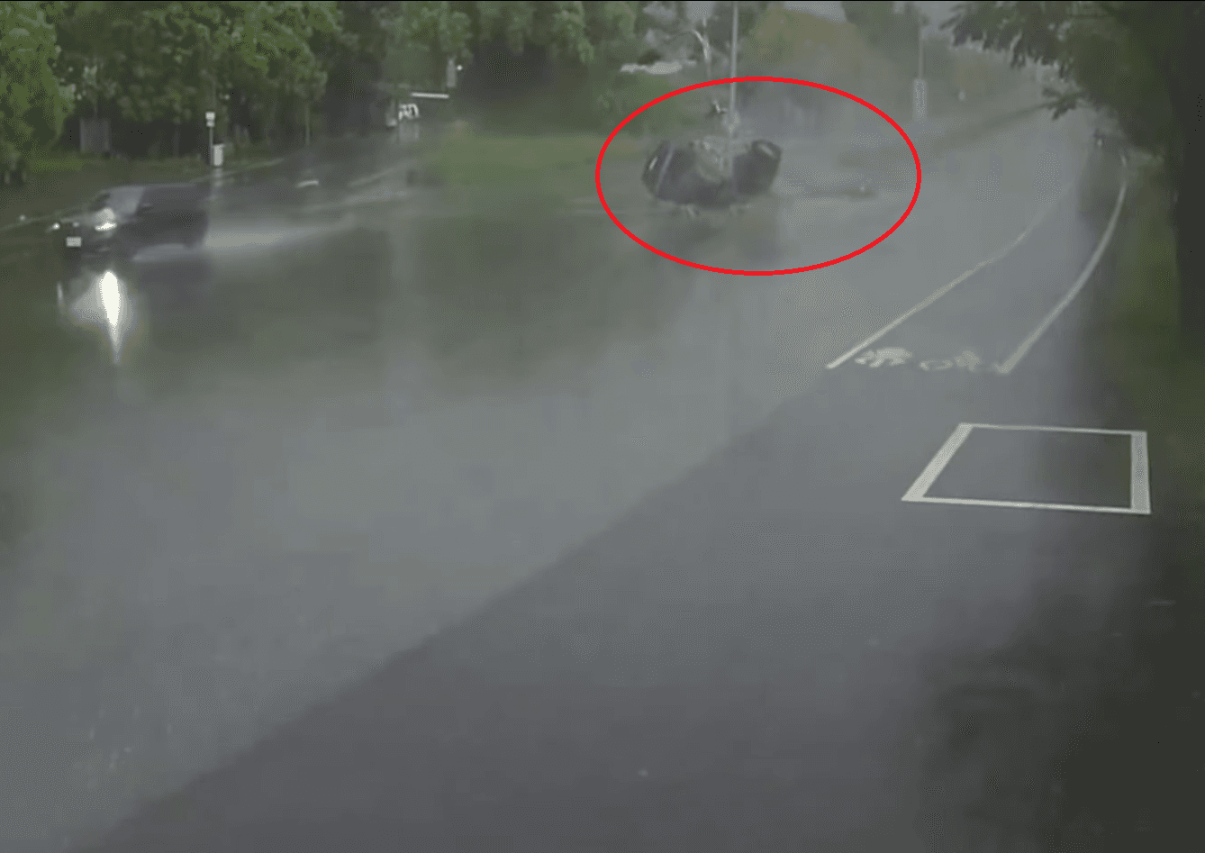 警車疑似天雨路滑失控,撞上分隔島。(翻攝自記者爆料網YouTube頻道)