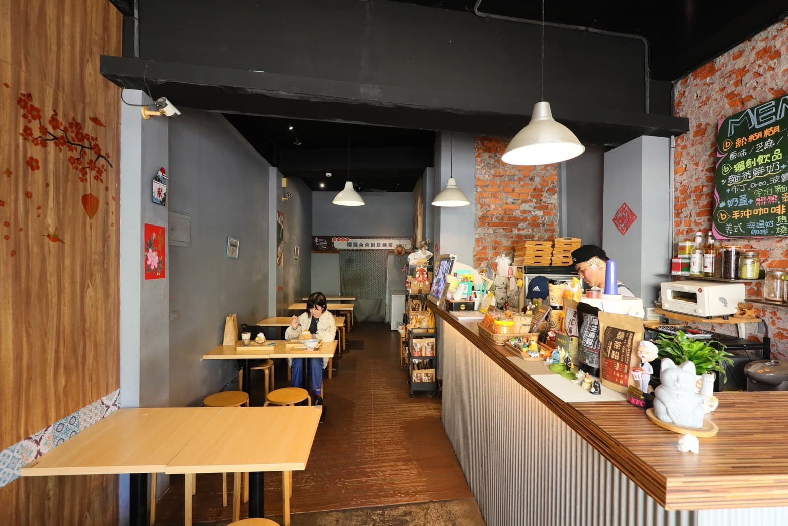 「麵麵茶茶」二店走復古文青風,內用座位區可以品嘗到更多種類的麵茶甜點。