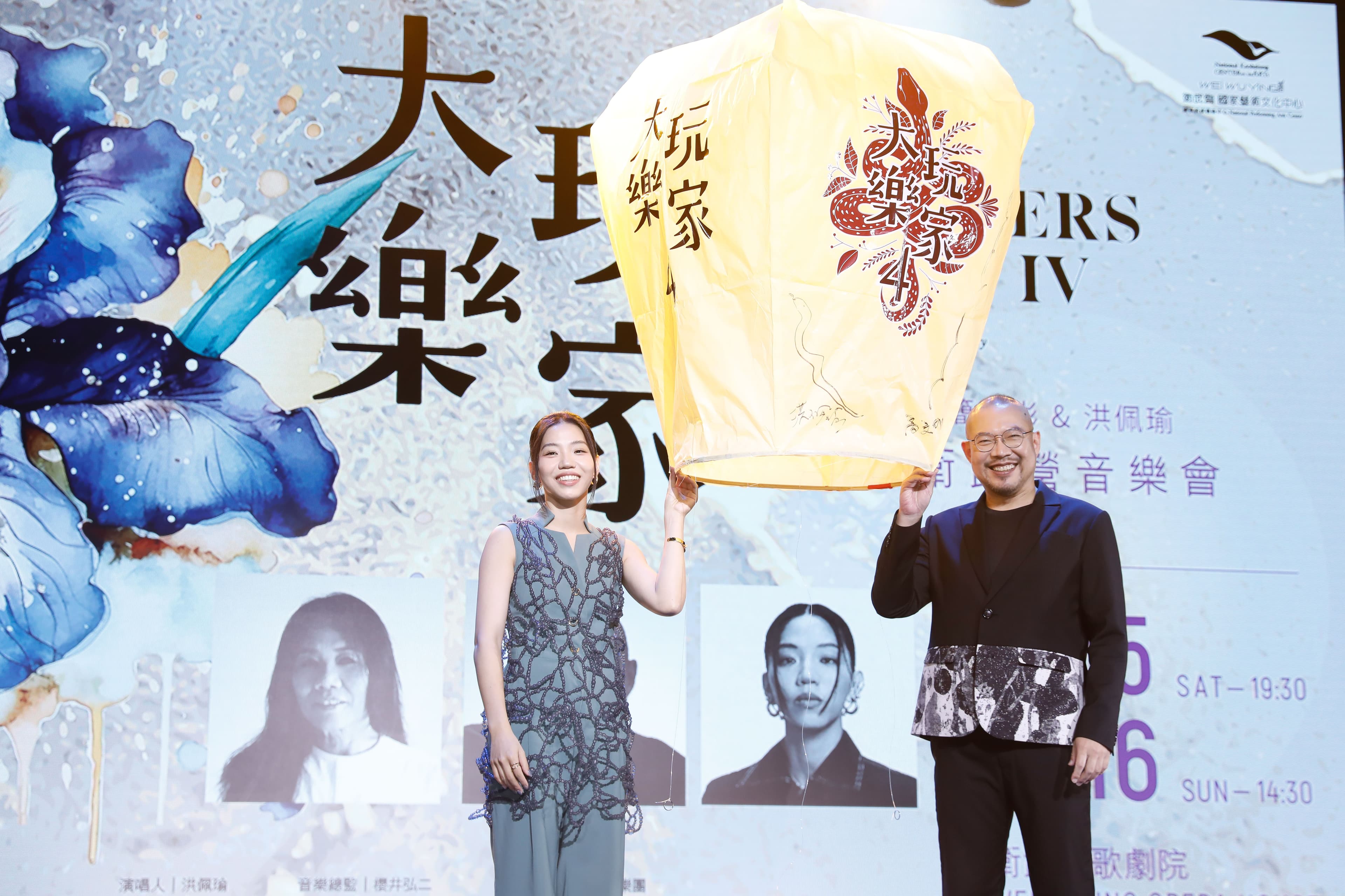洪佩瑜與簡文彬點天燈祈求演唱會順利圓滿。