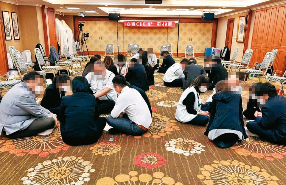 P.O.P.心理課程採分組方式的暖身、演出及分享,遭控要求學員說出遭性侵、家暴、外遇、同志等隱私,更在課堂公開洩露相關個資。(圖中非當事人,翻攝P.O.P.黃老師.呂老師臉書)