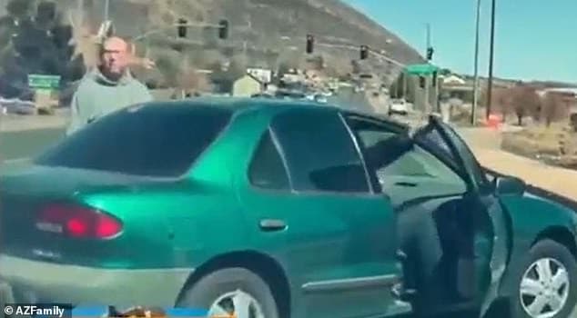 綠車司機突然逼停蘇珊。（翻自《亞利桑那家庭》）