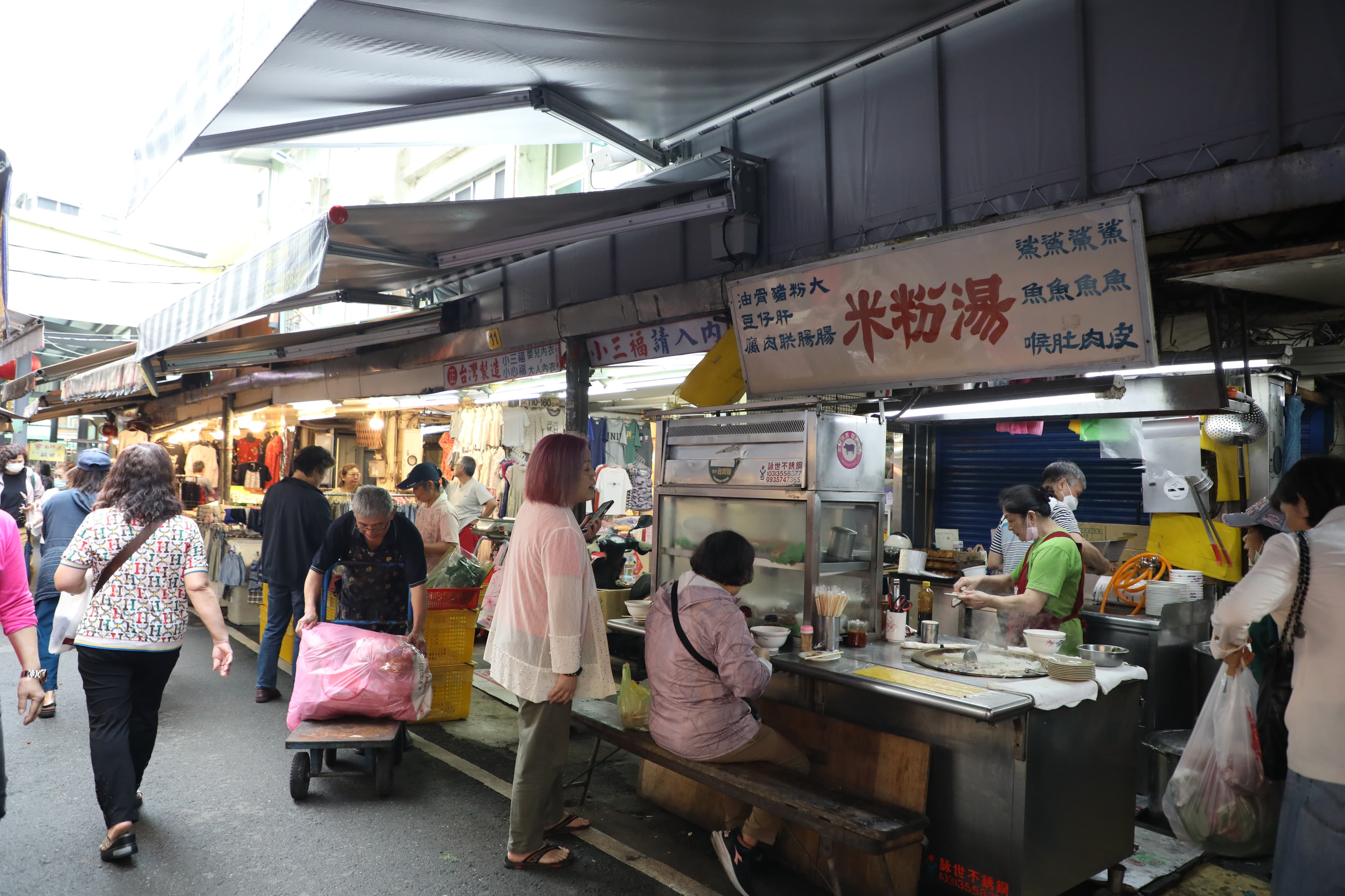 從「南門市場米粉湯」店頭的老招牌,就知道這家店經過時光淬煉。
