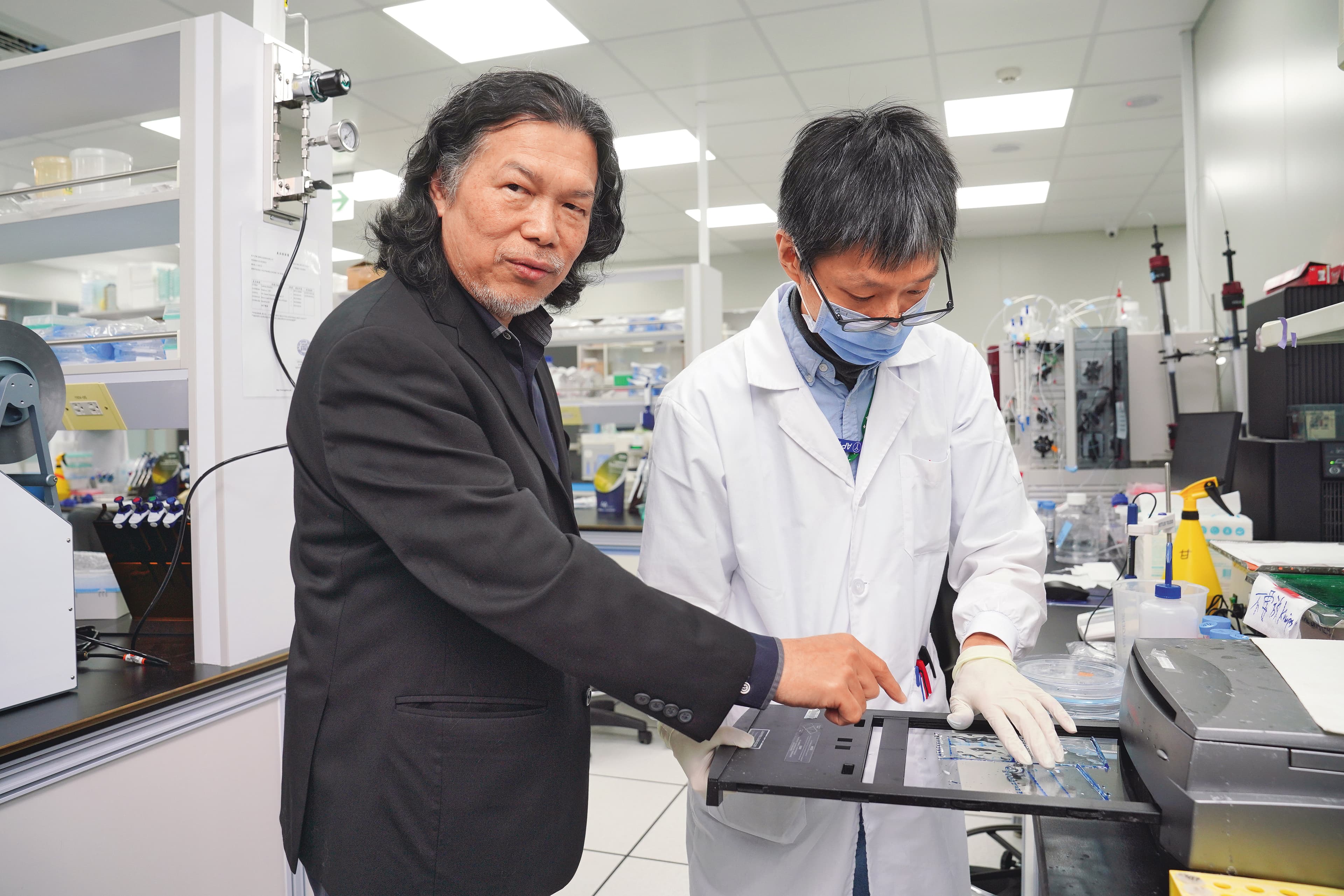 何正宏(左)說,未來公司3年營運目標為,從上櫃掛牌到三期臨床收尾,第三方授權也已準備好。