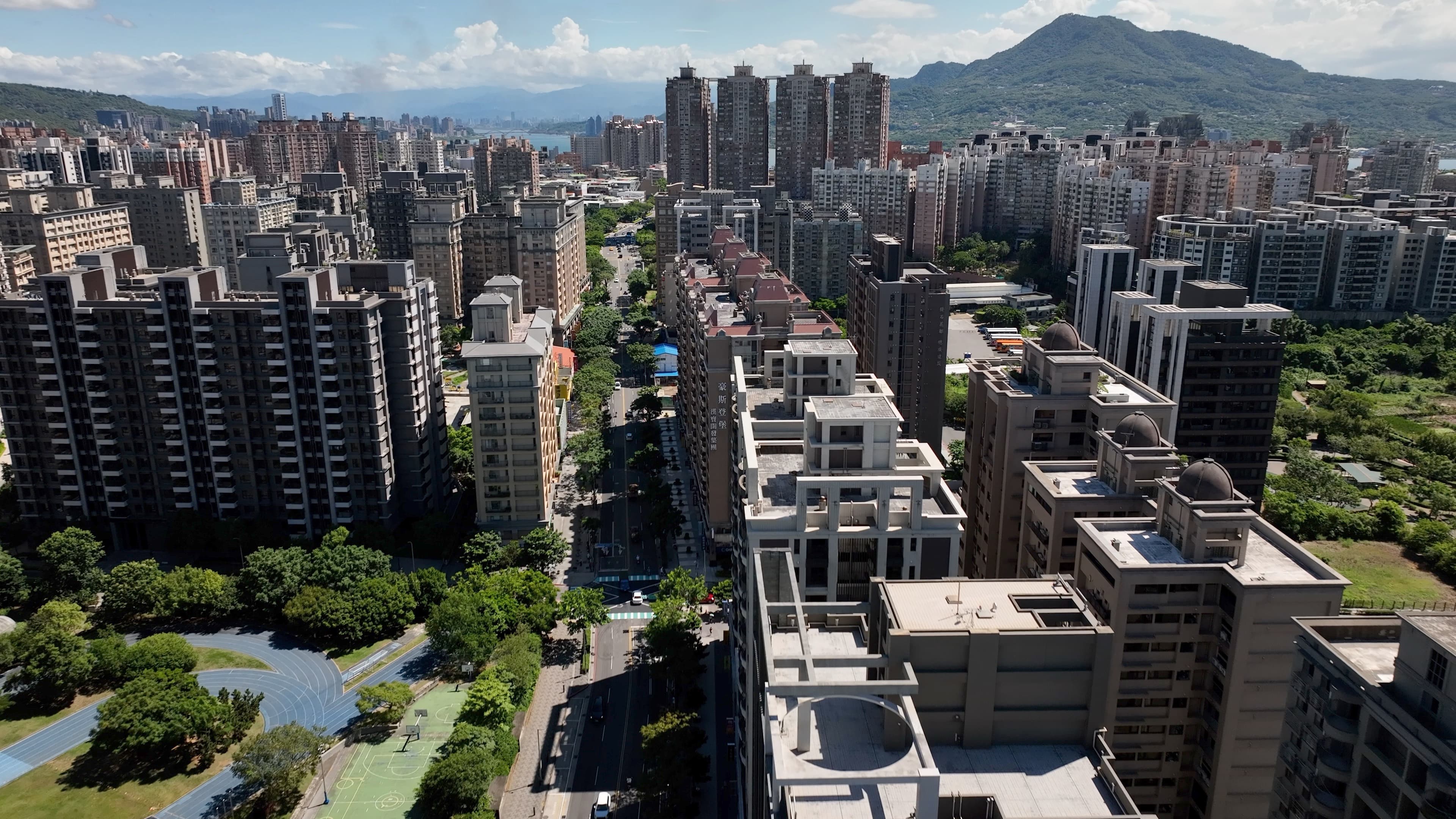 淡海新市鎮街廓整齊、新穎,居住環境非常舒適,待交通建設完備後,勢必引來一波補漲。