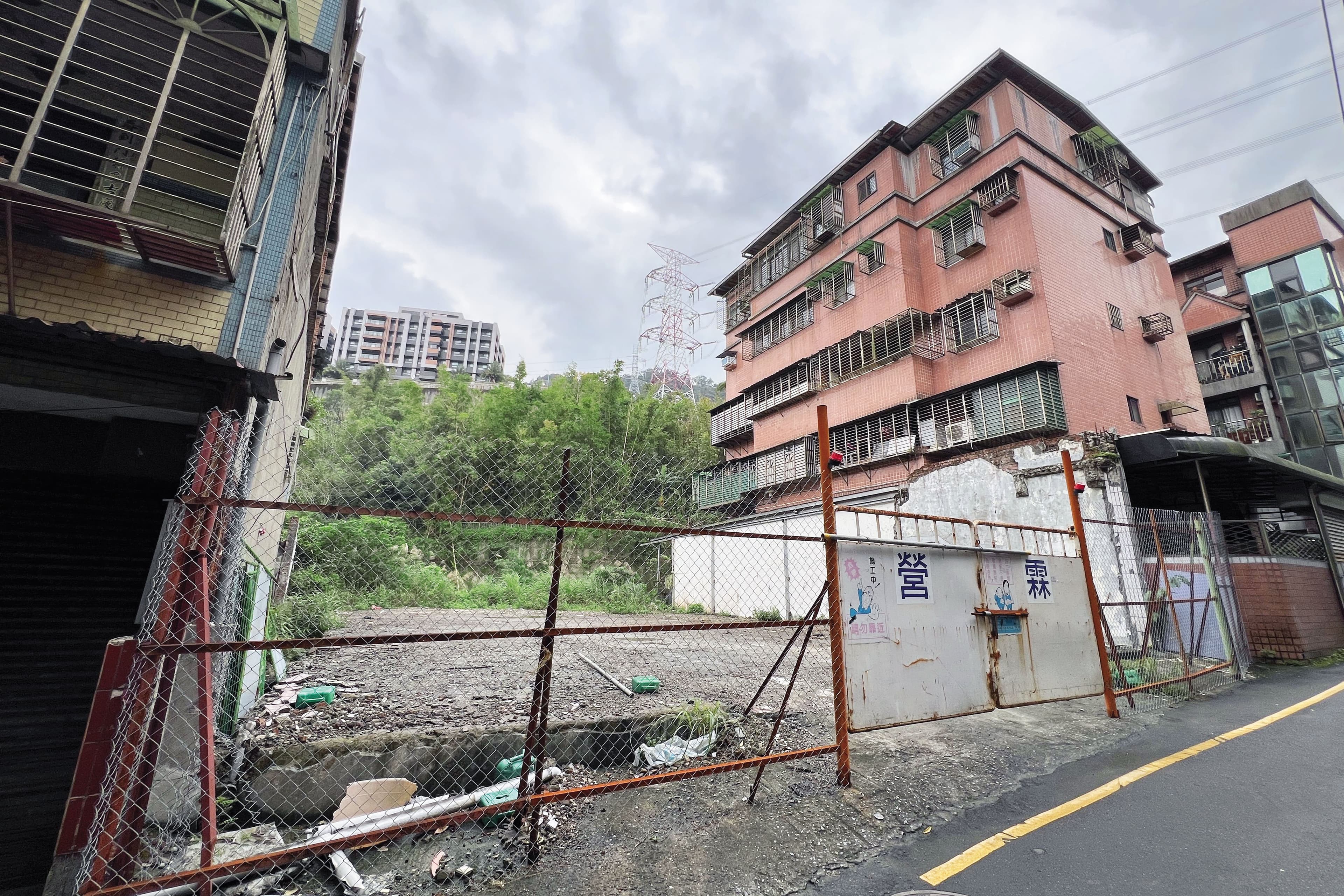 黃國昌汐止老家曾涉及違建占用國有地、位於保護區的土地也違法使用為收費停車場。(鏡報李智為)