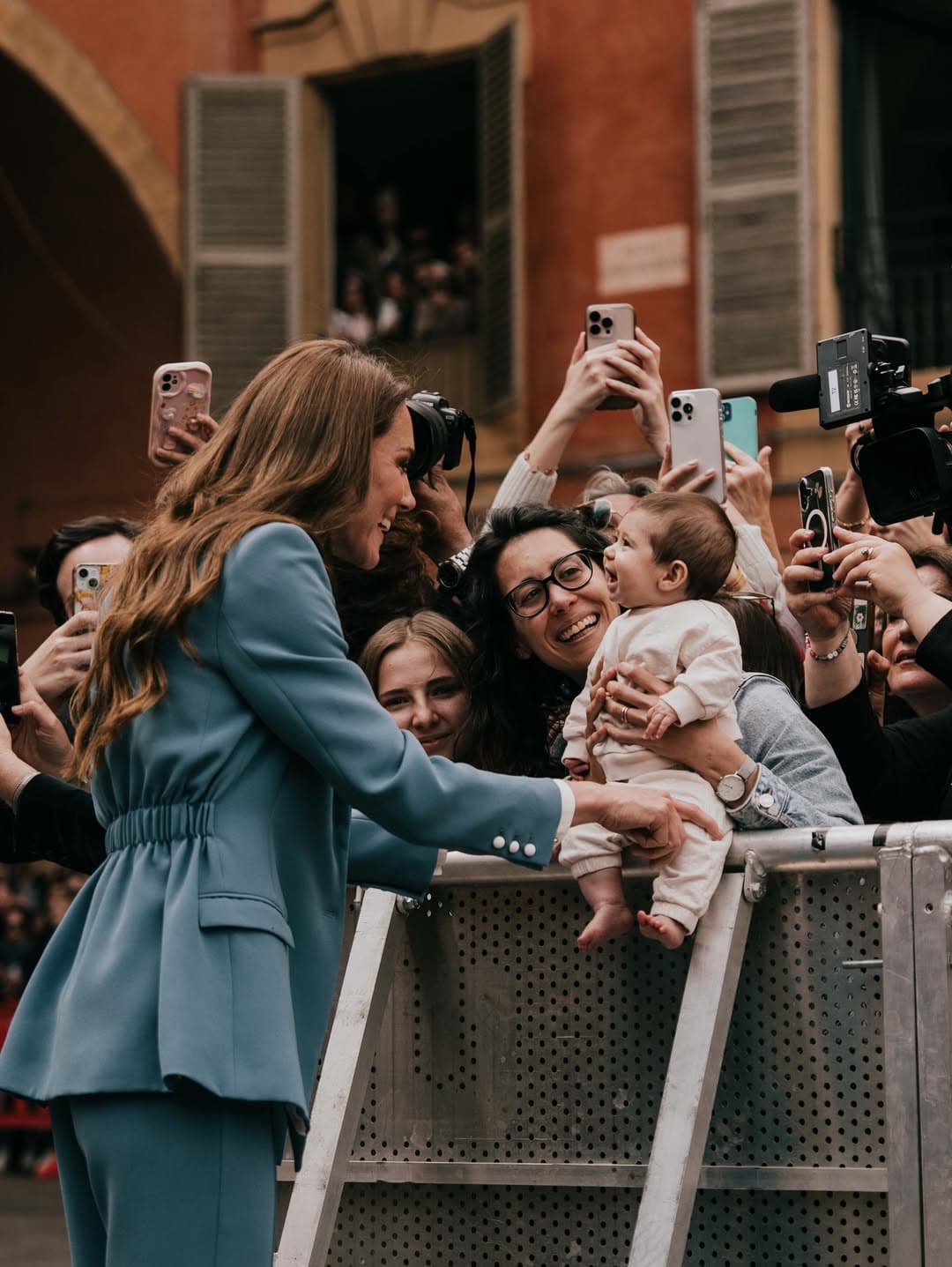凱特王妃本月初獨自出訪義大利,受到當地民眾歡迎。(翻攝princeandprincessofwales IG)