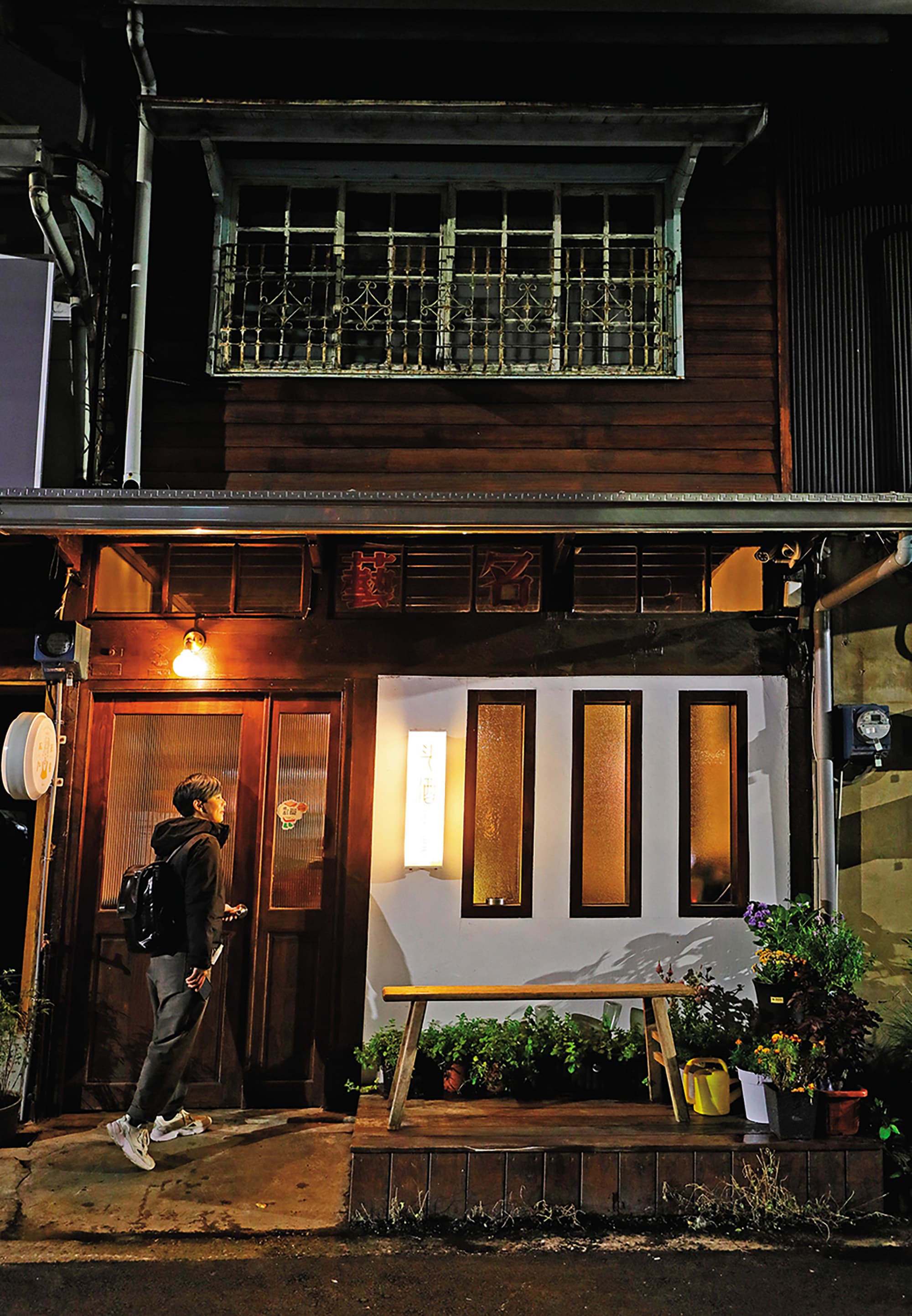 「斗酒」位於嘉義成仁街與蘭井街交叉口,前身是藤椅家具店。