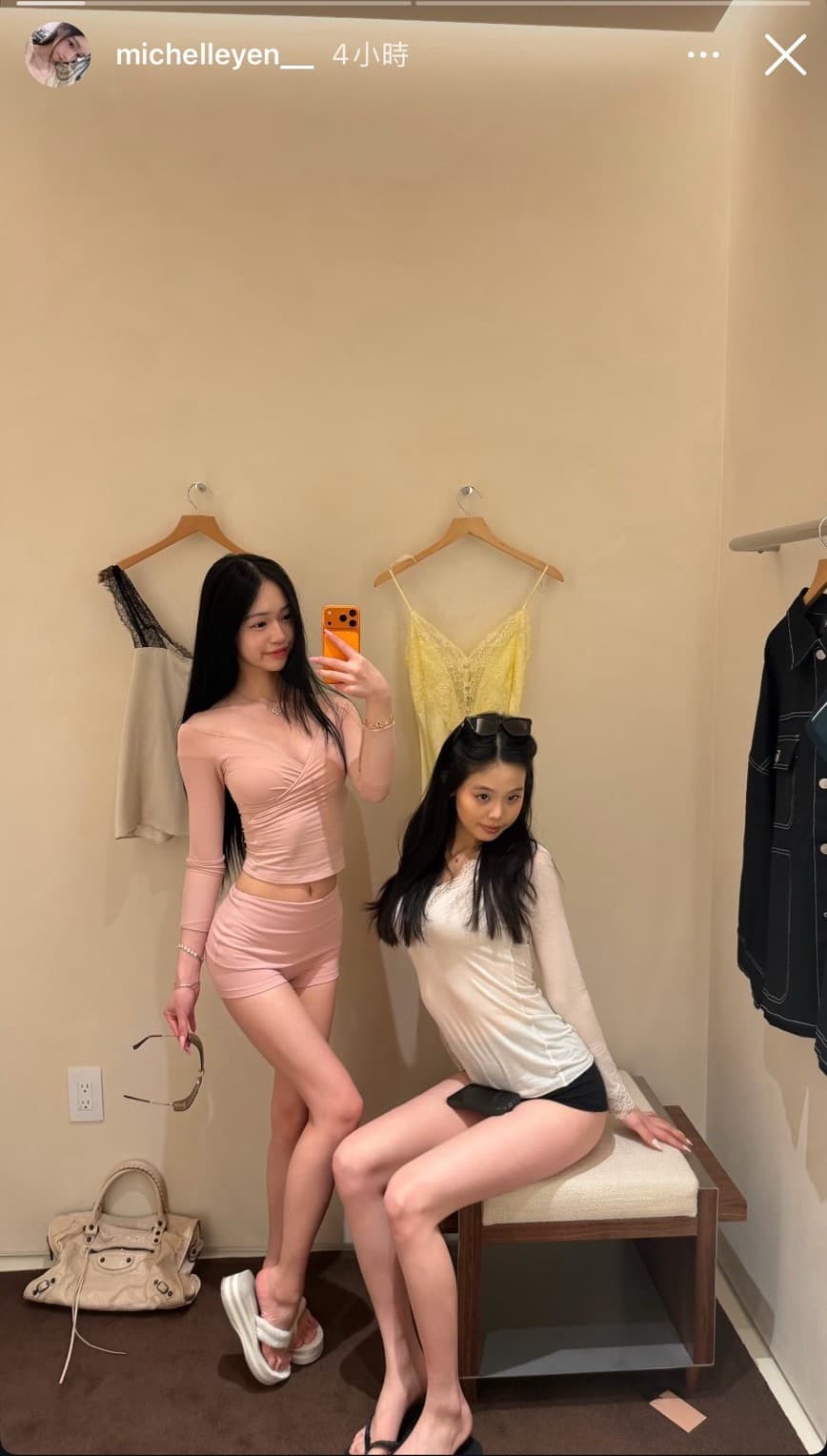 Michelle(左)與友人在試衣間裡自拍,Balenciaga的包包被丟在地上。(翻攝michelleyen__ IG)