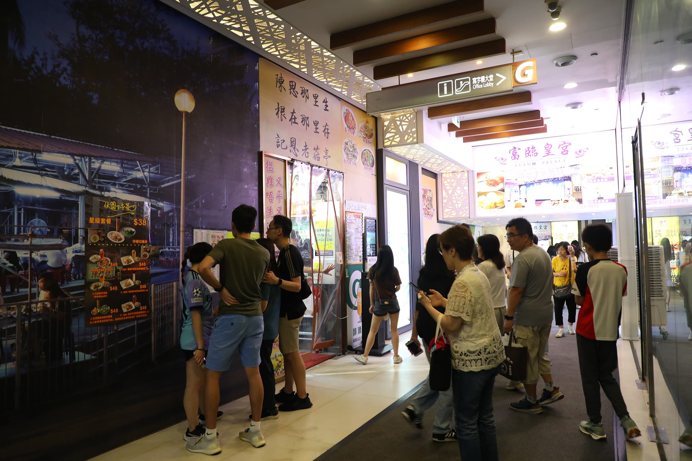 陳根記在週末晚間生意火爆,建議提前傍晚五點半前抵達,省去排隊等候時間。