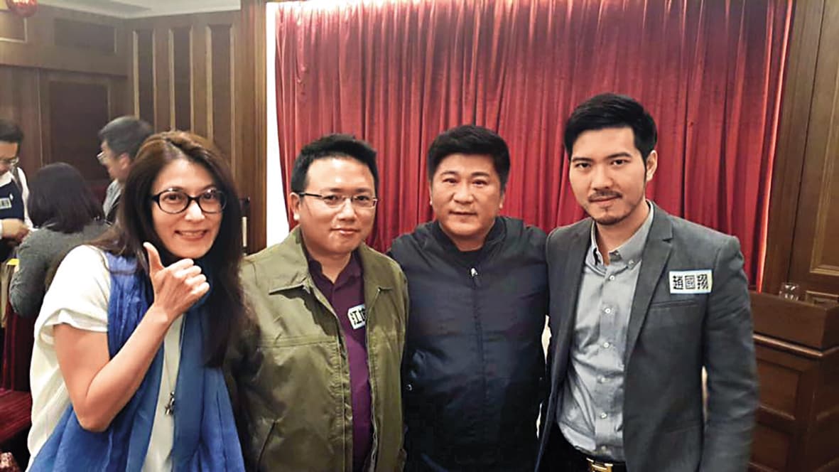 江坤俊(左二)原本在演藝圈中發展得順風順水,他和趙國翔醫師(右一)是胡瓜(右二)節目班底。左一為丁柔安。(翻攝自江坤俊臉書)