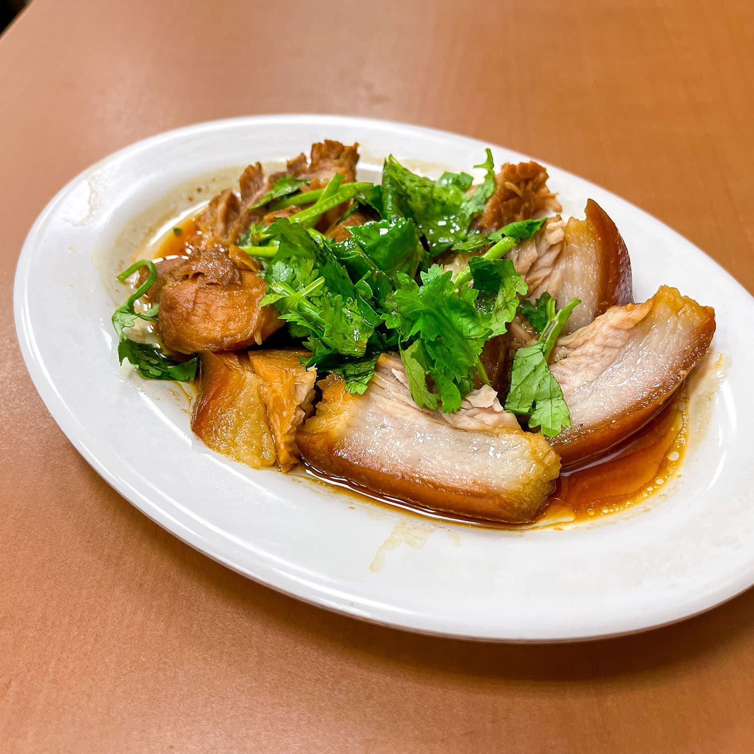 黃記魯肉飯是一間在巷子裡經營了幾十年的老店,好評已在食客間口耳相傳,招牌控肉誘人垂涎。(Michelin提供)