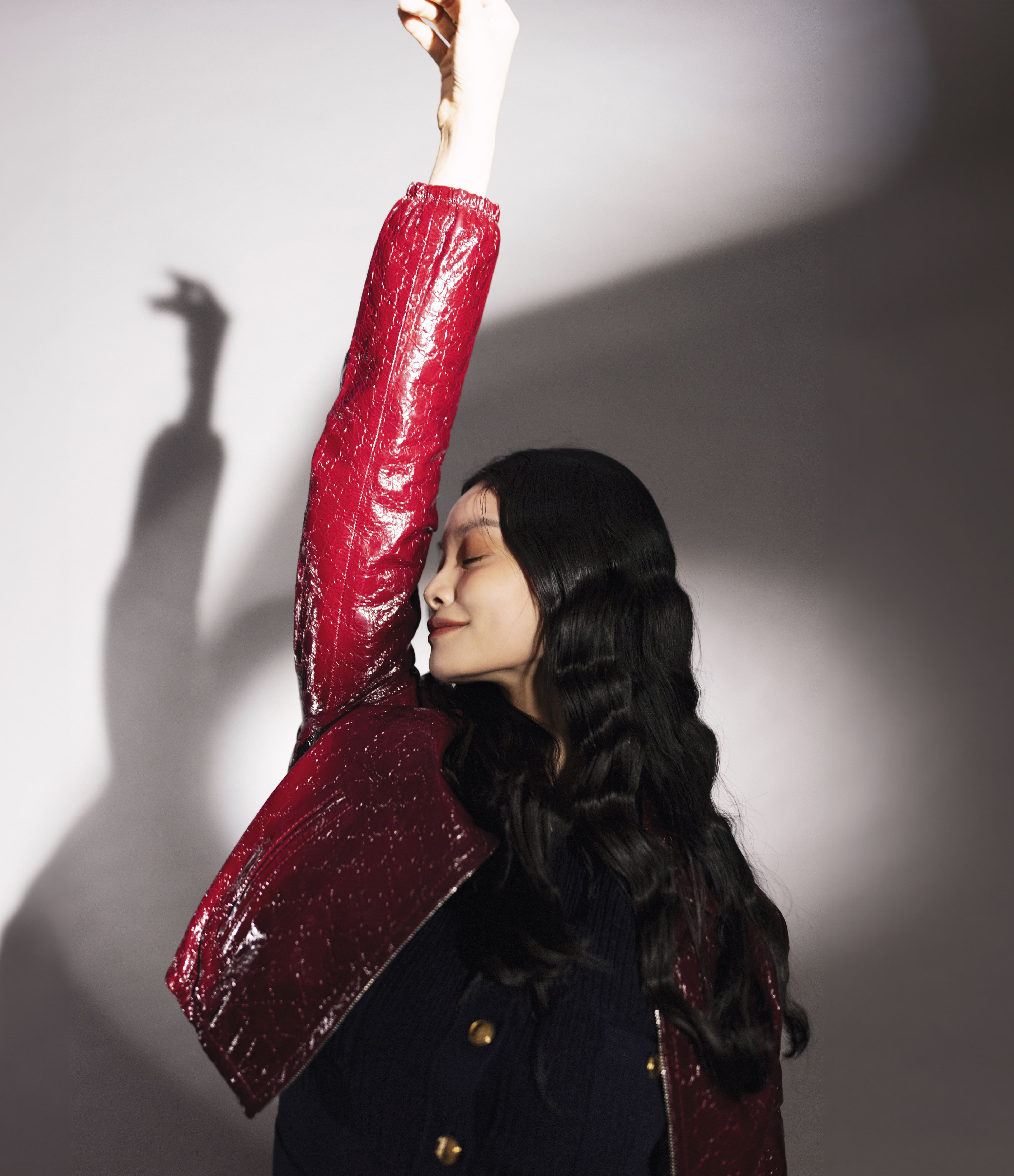 Rosso Ancora紅色皮夾克外套NT$159,000 by GUCCI/海軍藍羊毛針織洋裝NT$72,300 by Chloé。