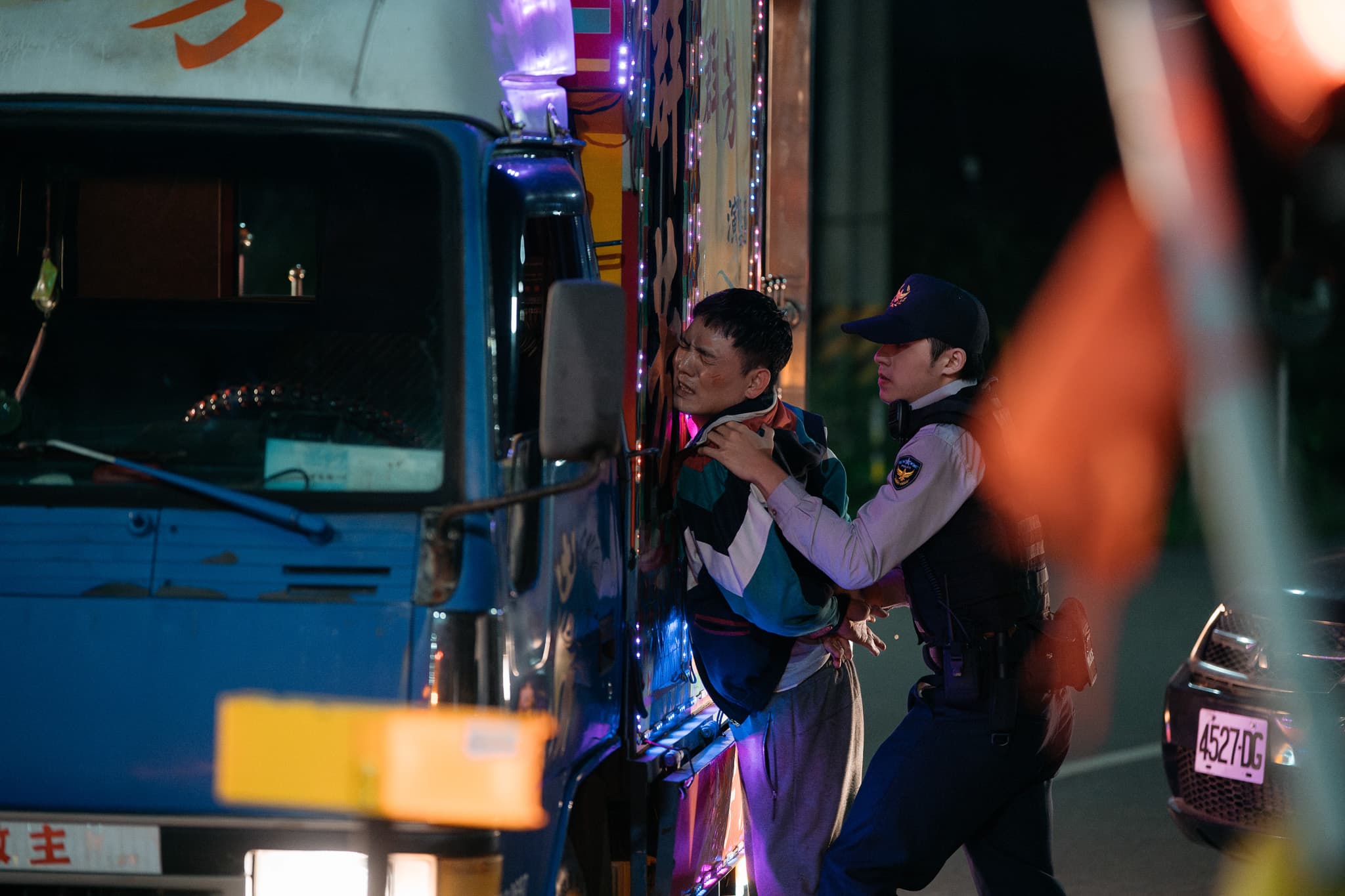 本片取材震驚全台的「台中死亡一條街」真實案件,春風飾演的前職棒投手,因假球案導致人生跌落谷底。(英傑哆影業提供)